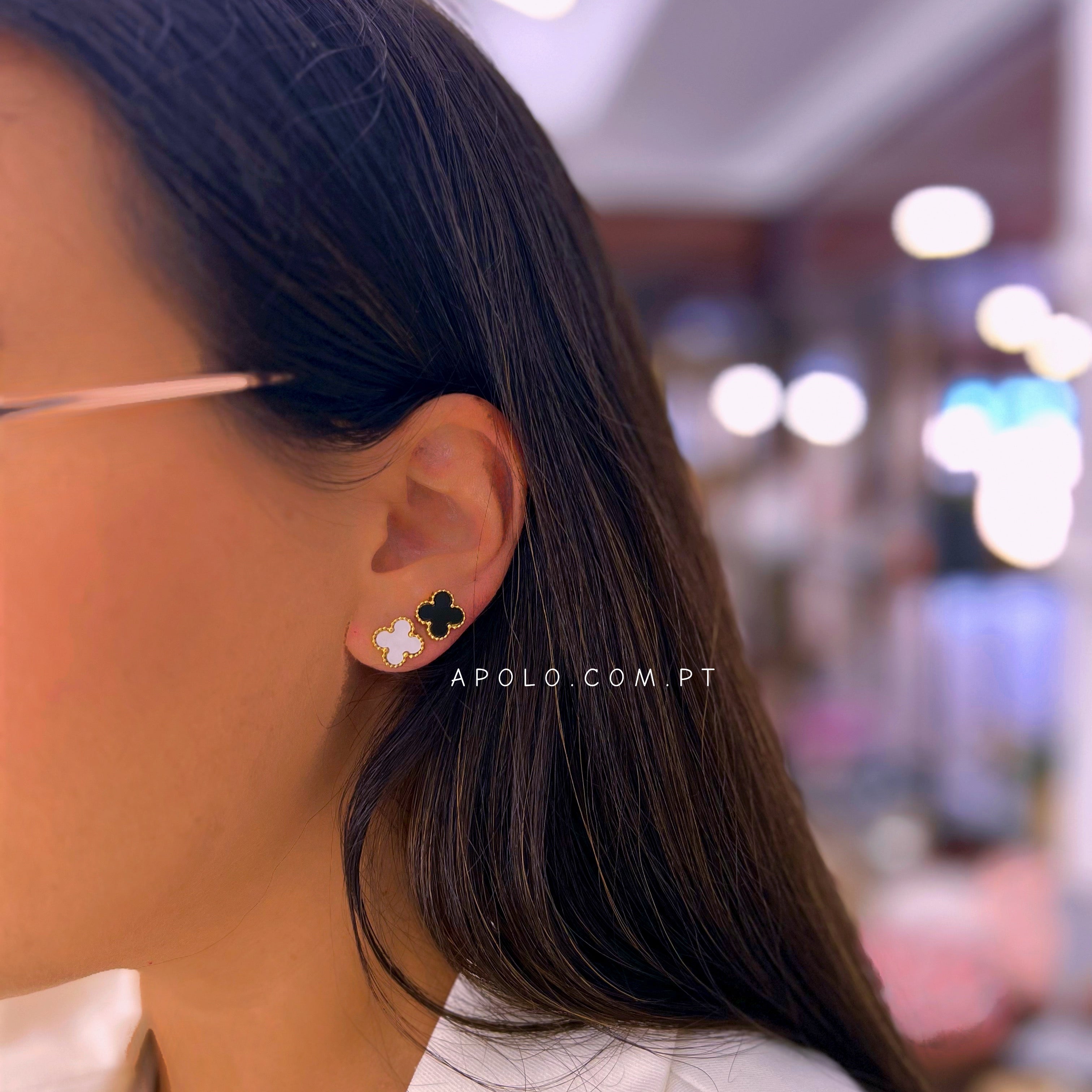 Brincos com formato de trevo base dourada | 2 cores