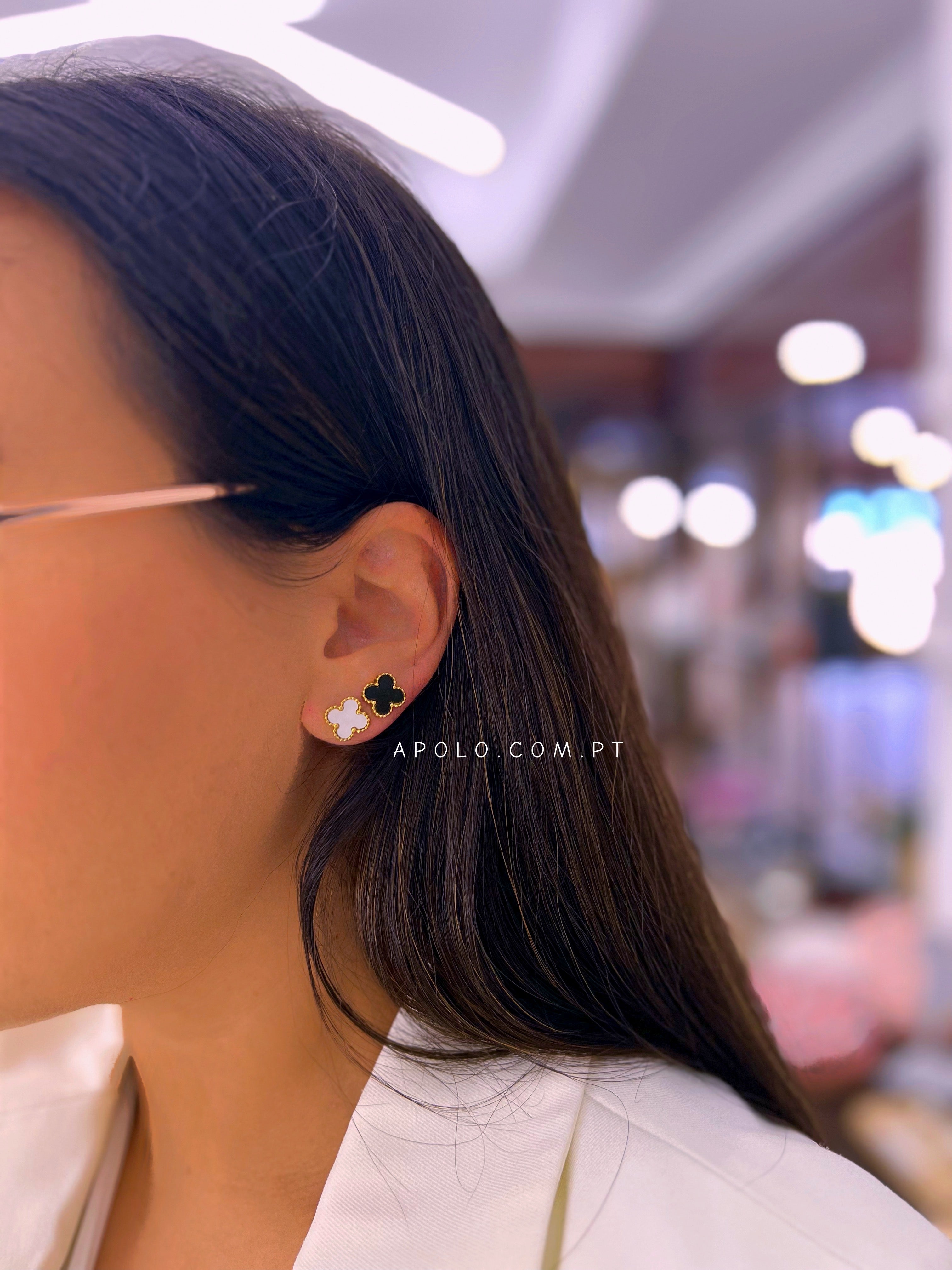 Brincos com formato de trevo base dourada | 2 cores