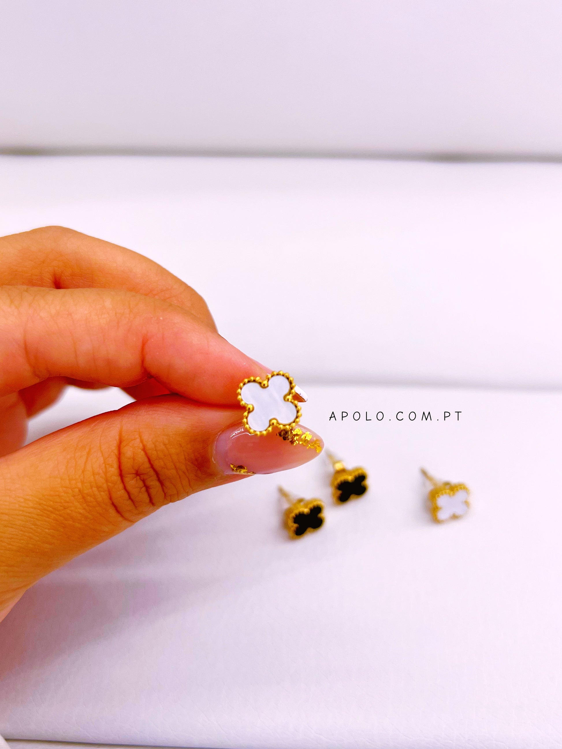 Brincos com formato de trevo base dourada | 2 cores