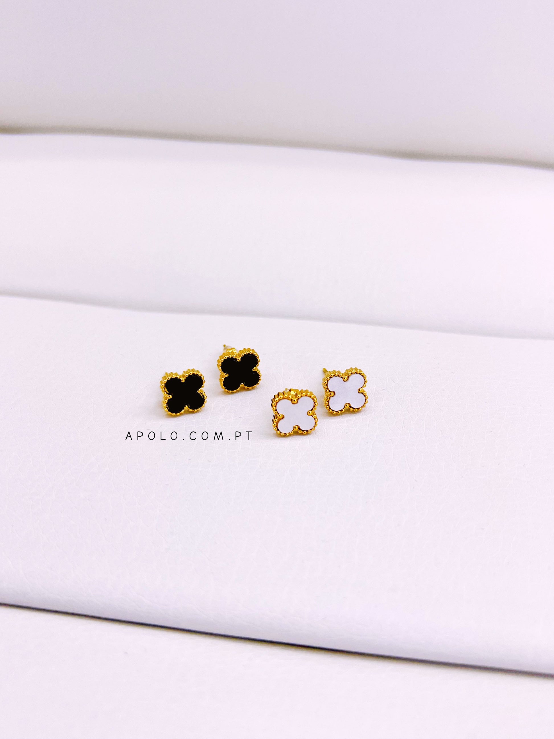 Brincos com formato de trevo base dourada | 2 cores
