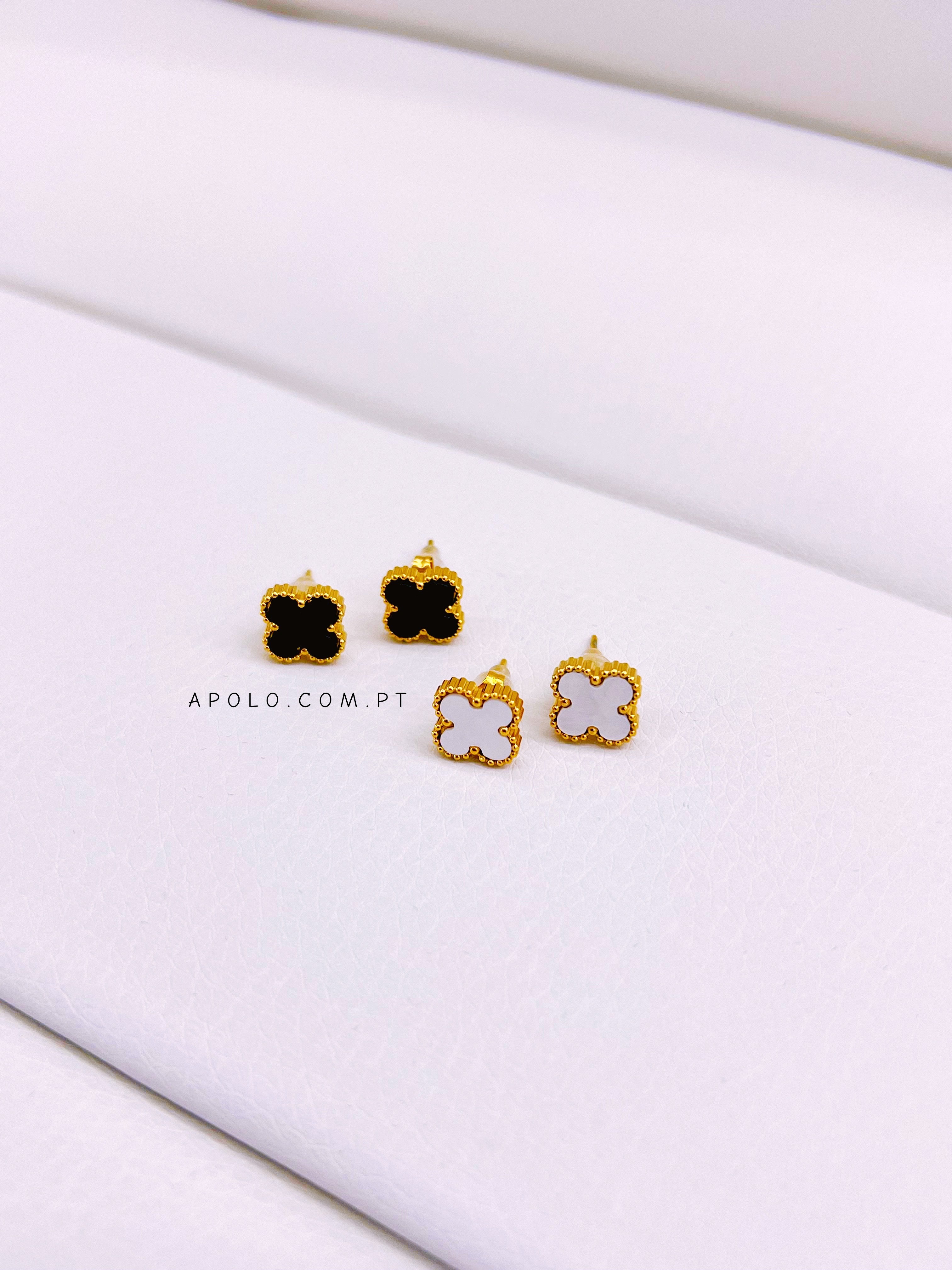 Brincos com formato de trevo base dourada | 2 cores