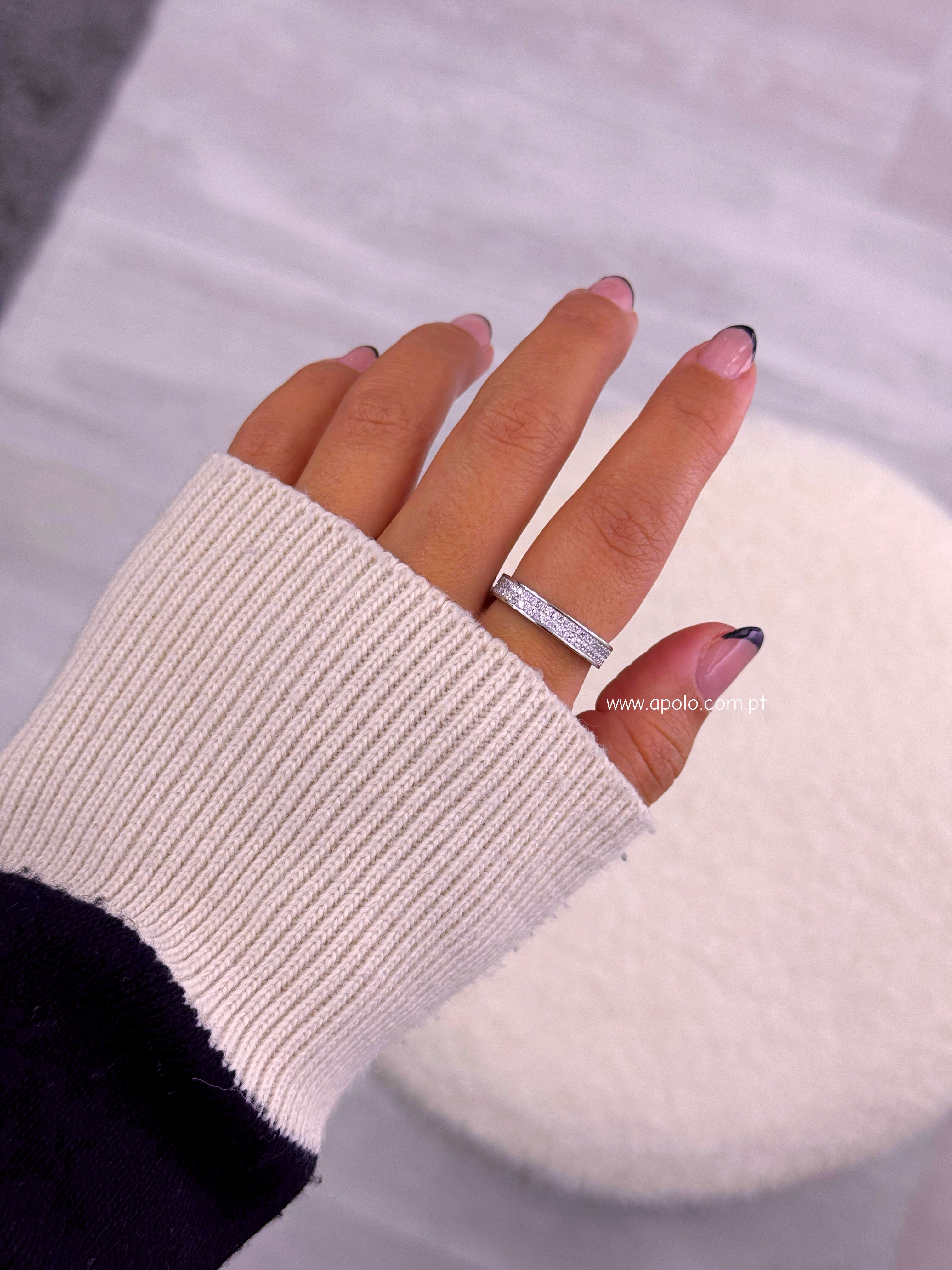 Anel delicado • efeito quadrado preenchido com brilhantes | Linha Premium