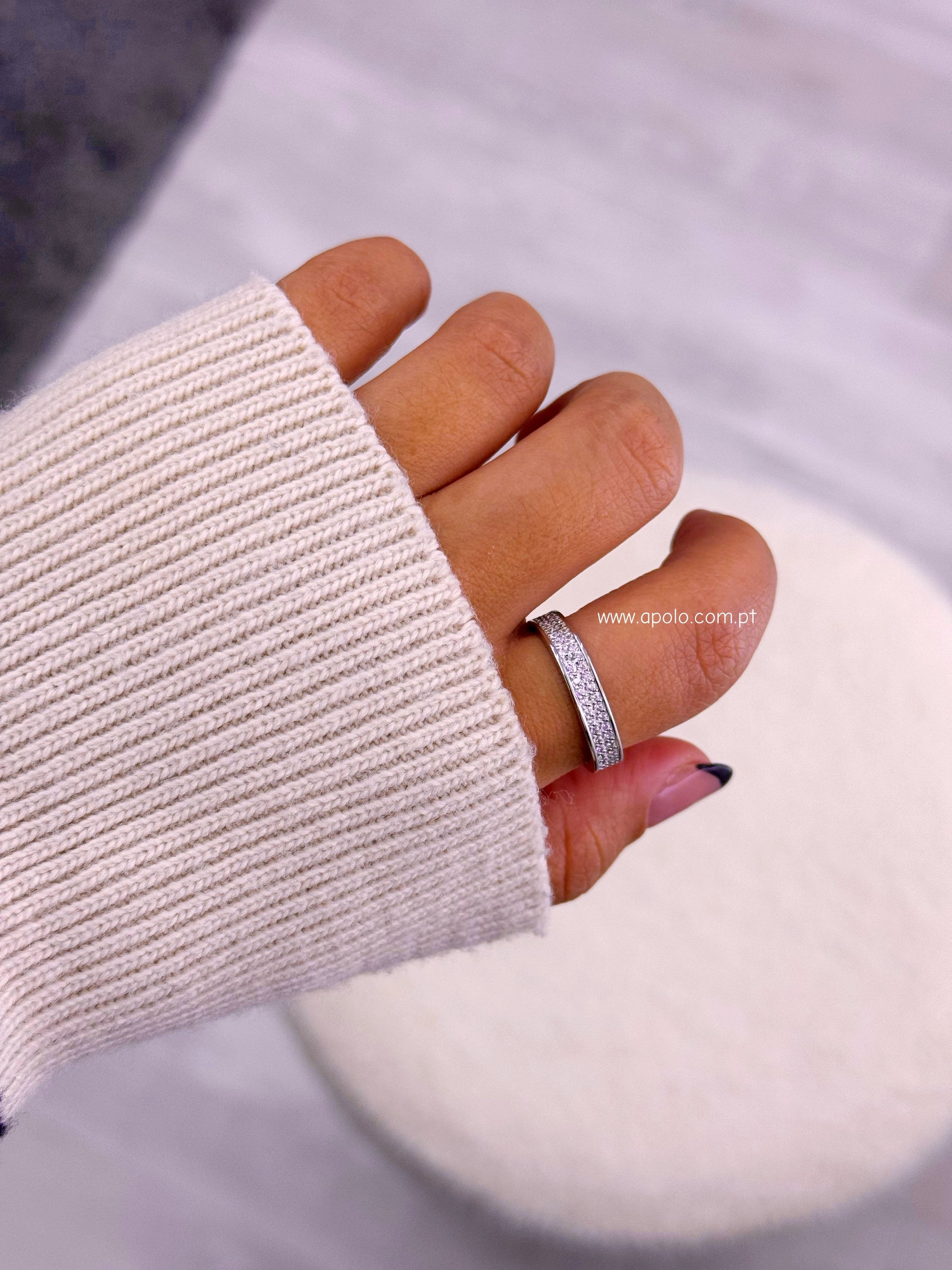 Anel delicado • efeito quadrado preenchido com brilhantes | Linha Premium