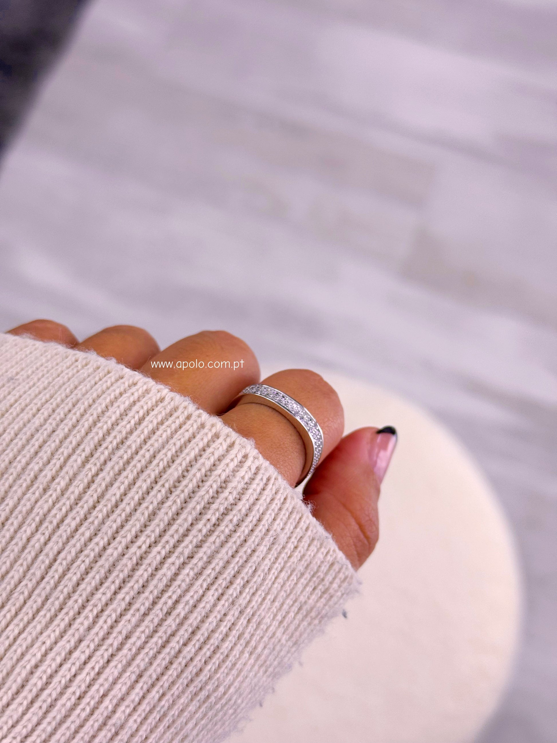 Anel delicado • efeito quadrado preenchido com brilhantes | Linha Premium