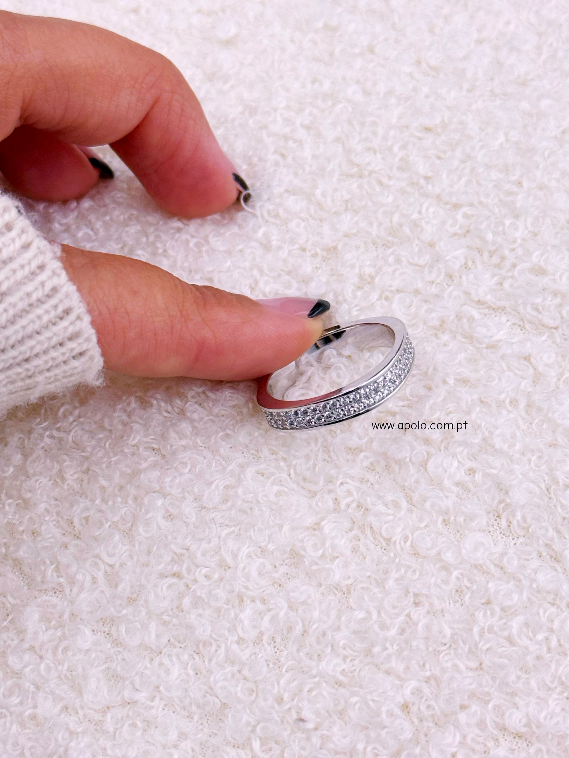 Anel delicado • efeito quadrado preenchido com brilhantes | Linha Premium