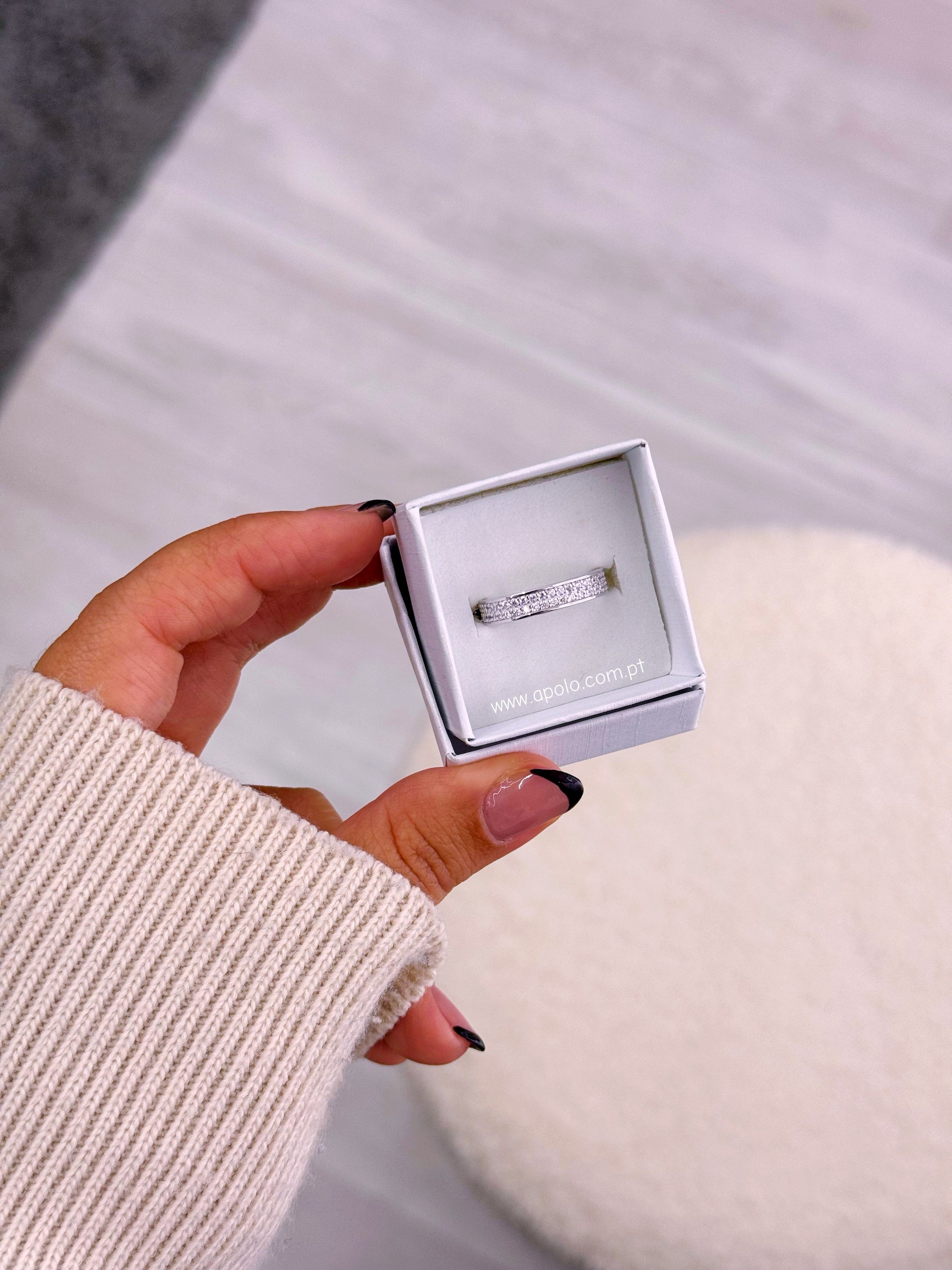 Anel delicado • efeito quadrado preenchido com brilhantes | Linha Premium