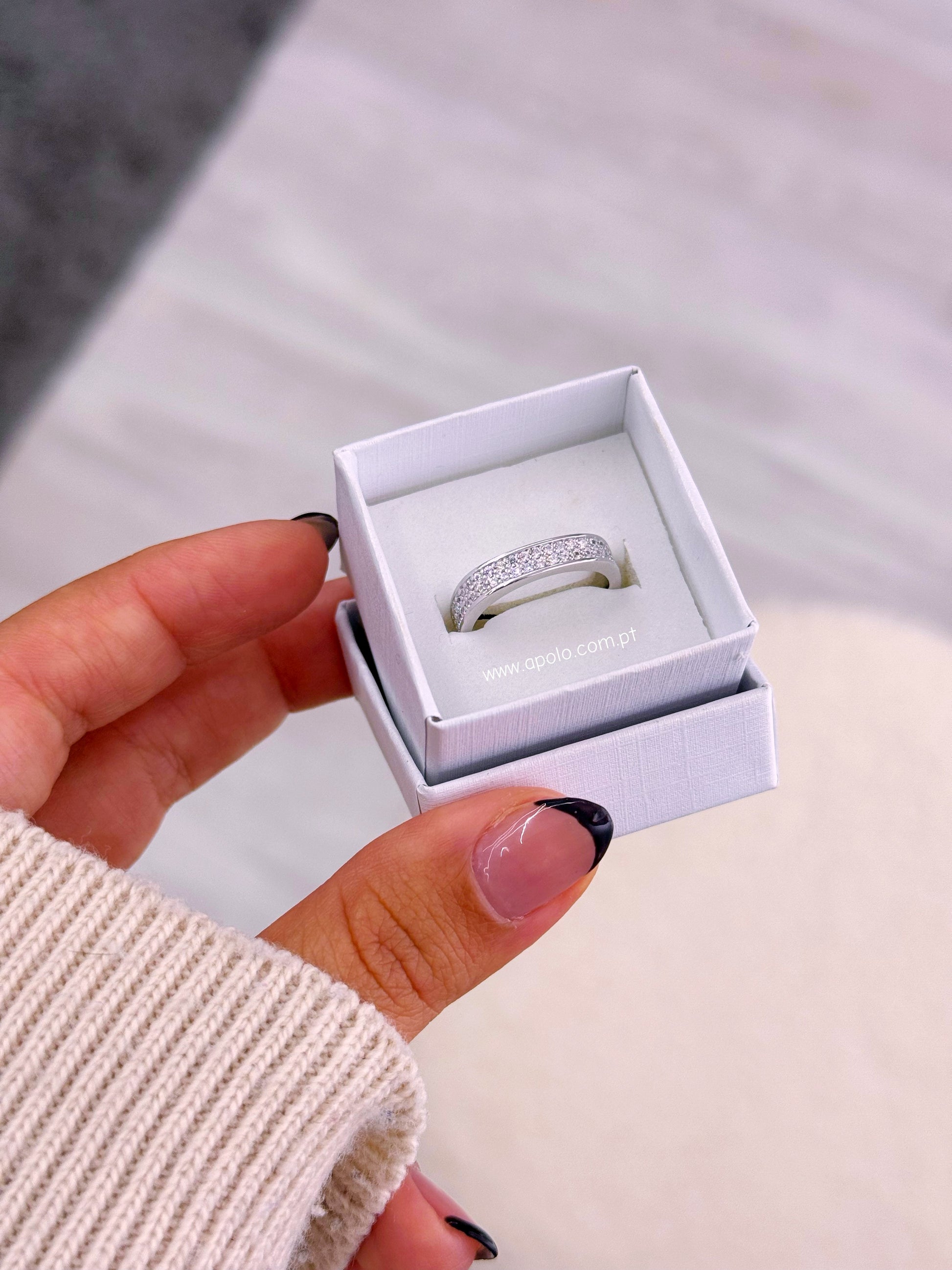 Anel delicado • efeito quadrado preenchido com brilhantes | Linha Premium