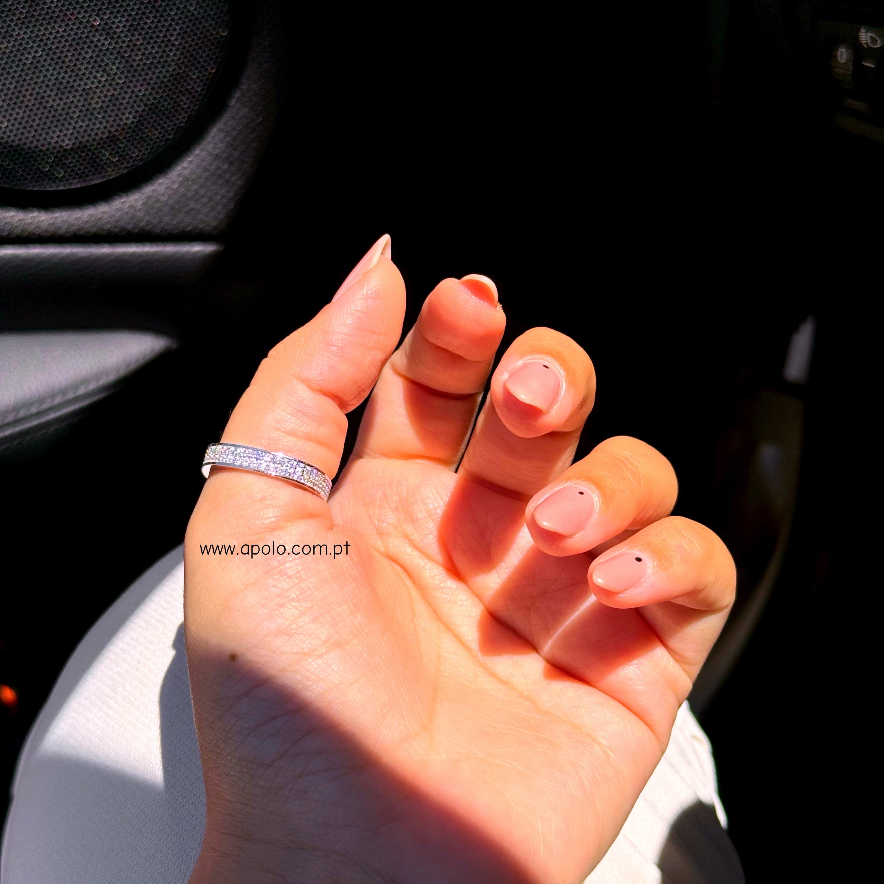 Anel delicado • efeito quadrado preenchido com brilhantes | Linha Premium