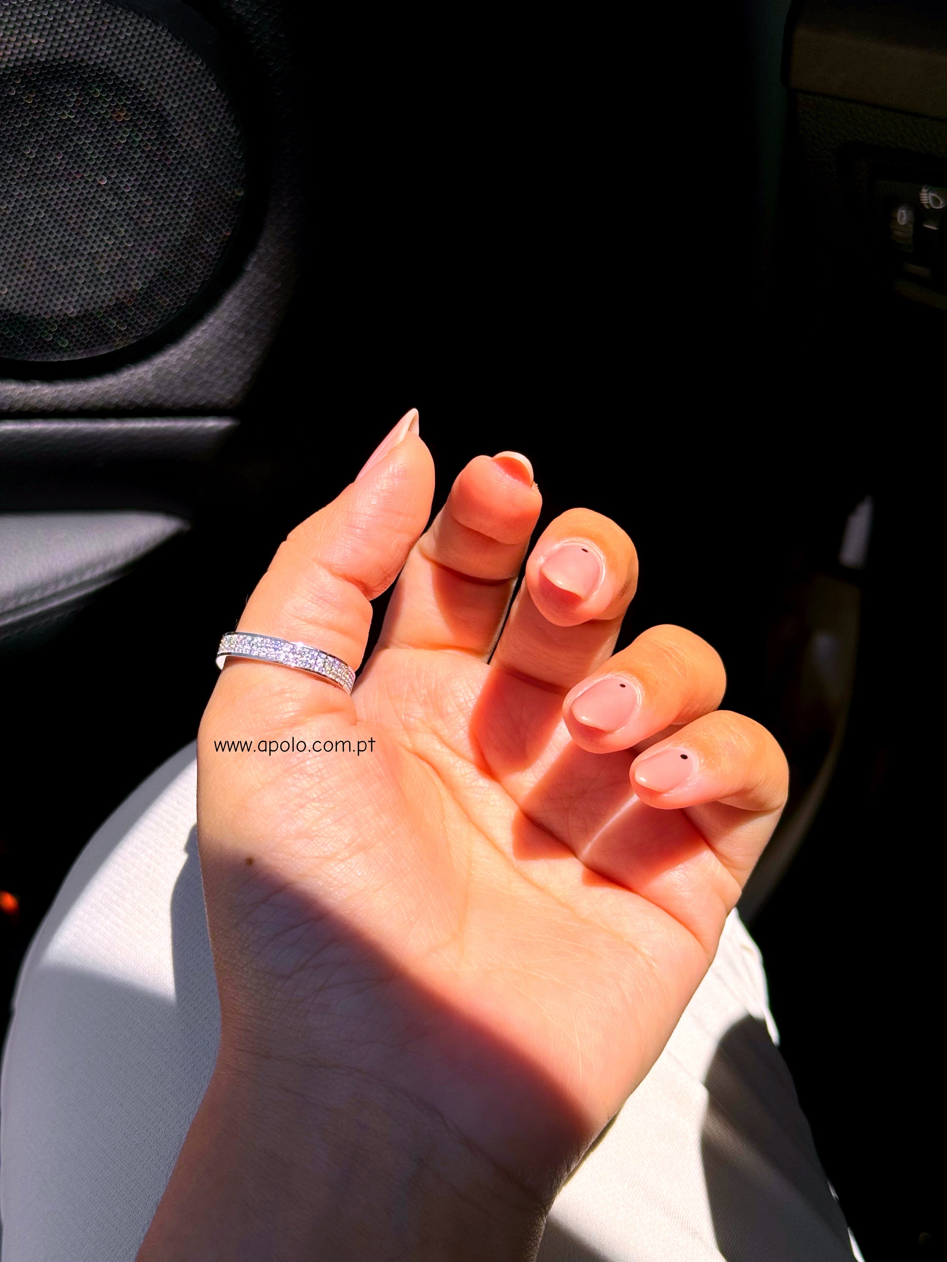 Anel delicado • efeito quadrado preenchido com brilhantes | Linha Premium