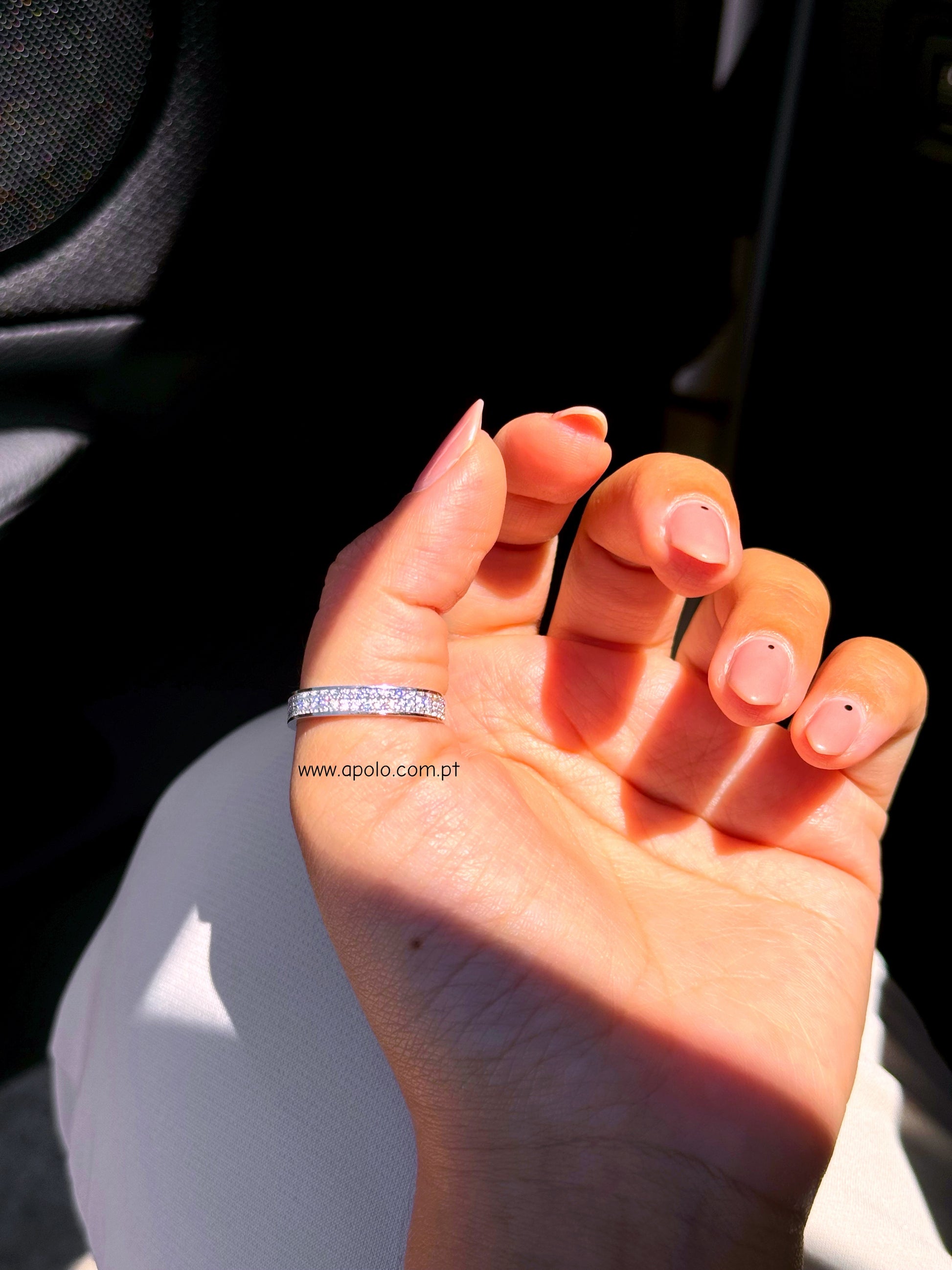 Anel delicado • efeito quadrado preenchido com brilhantes | Linha Premium