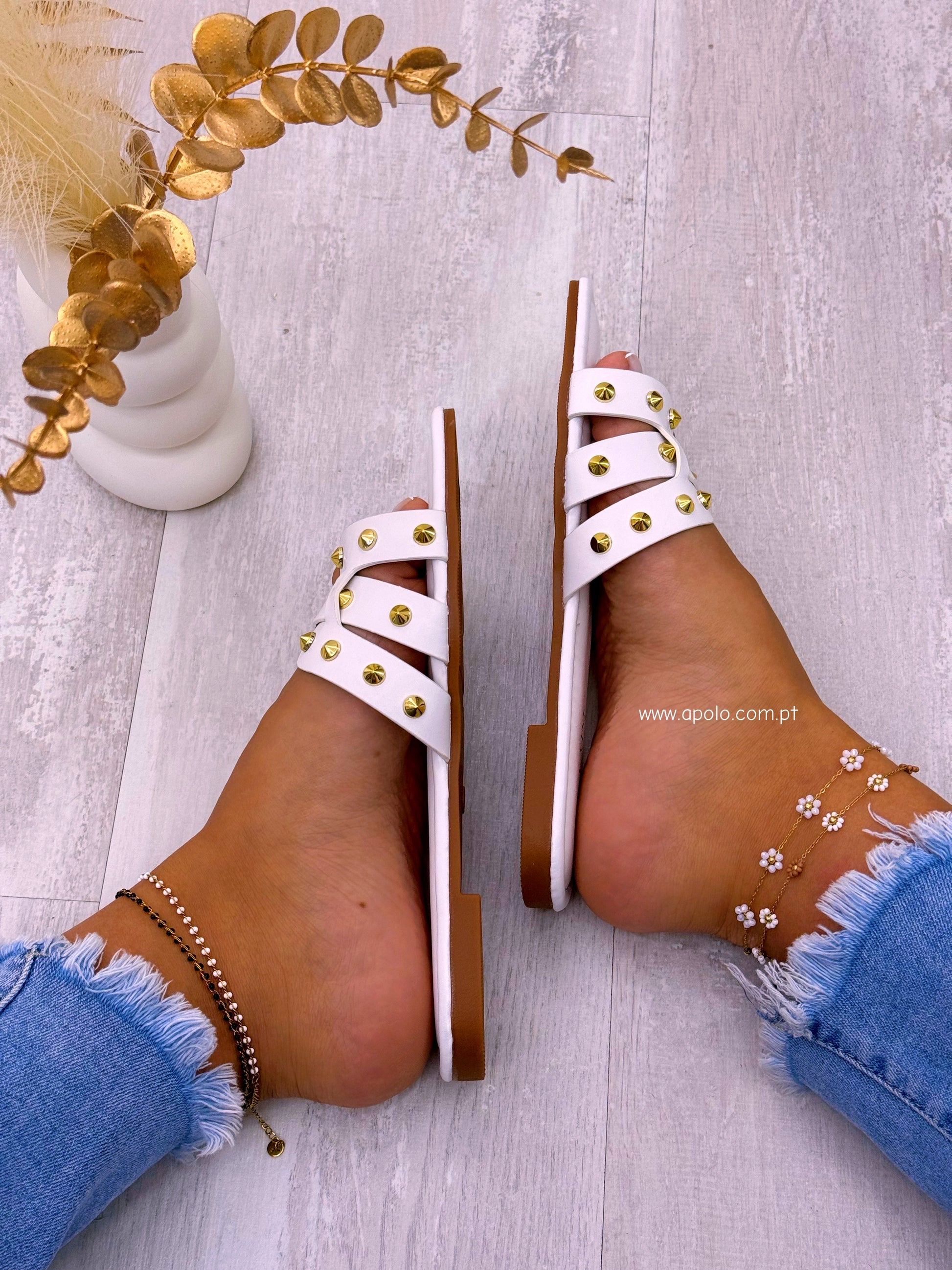 Chinelo com pormenores metálicos | Branco
