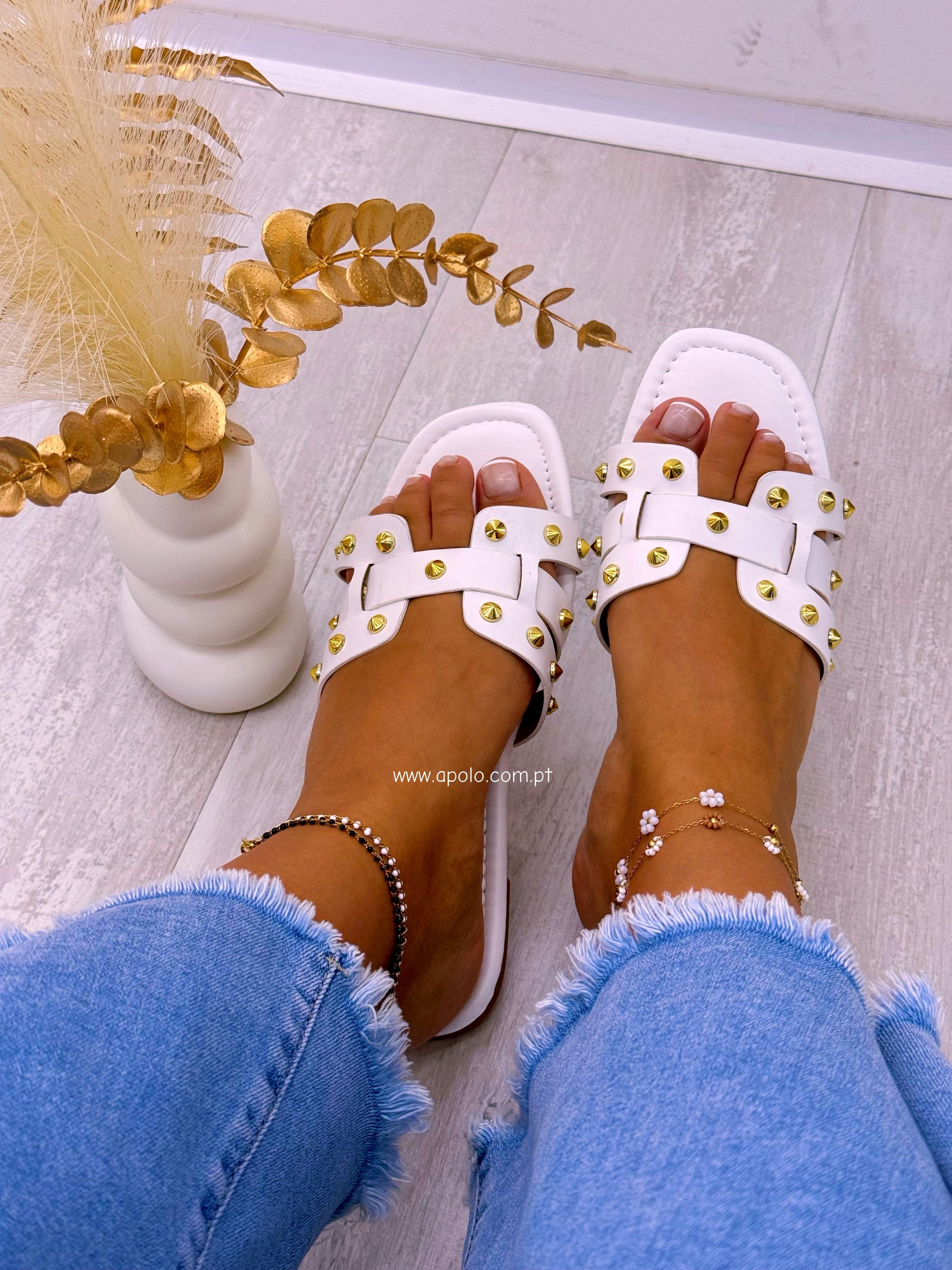 Chinelo com pormenores metálicos | Branco