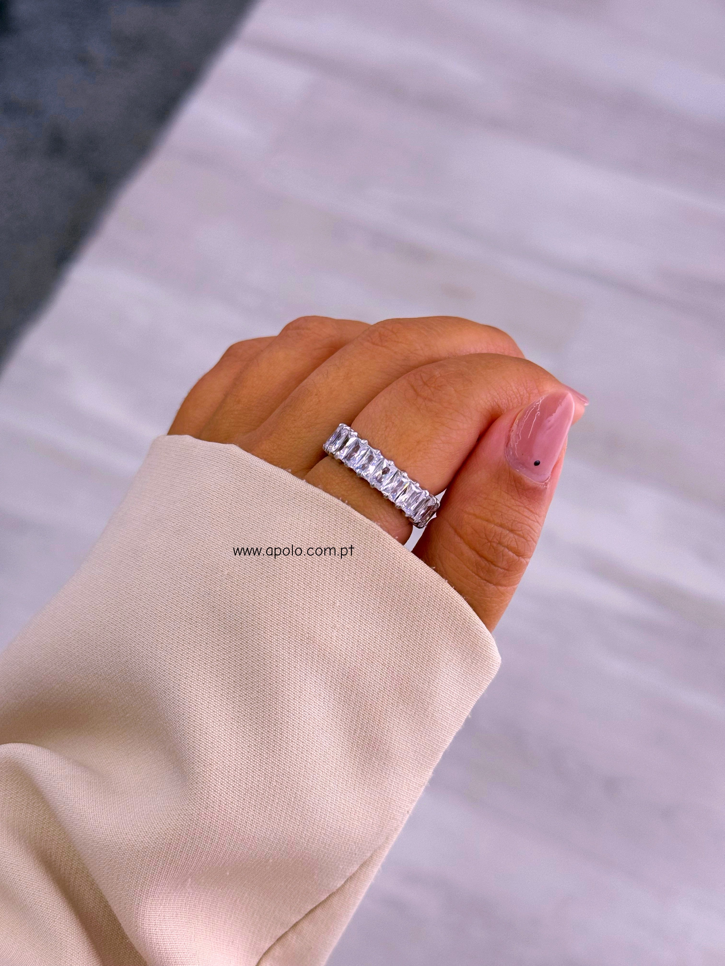 Anel clássico em aço preenchido com brilhantes | Prateado