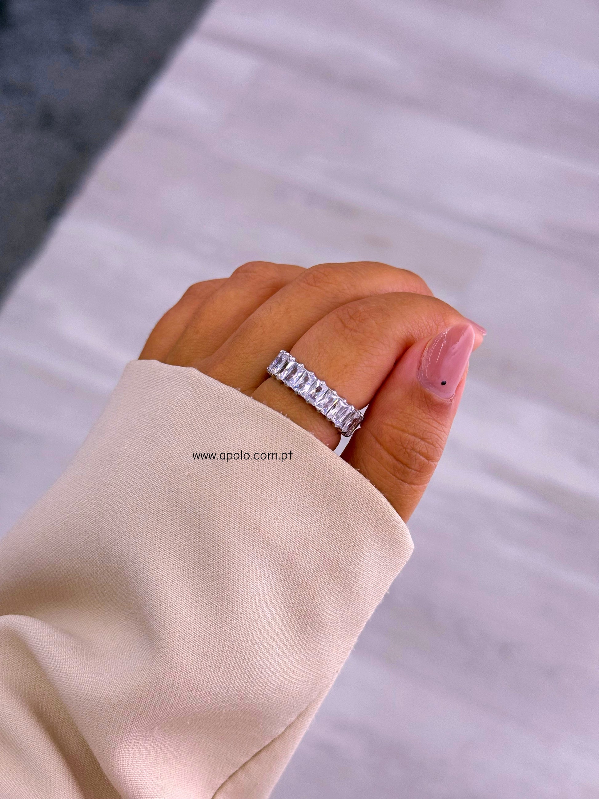 Anel clássico em aço preenchido com brilhantes | Prateado