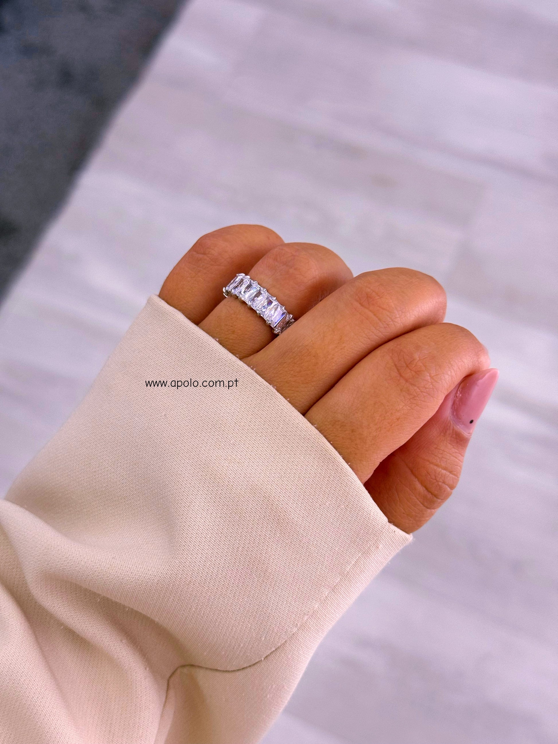 Anel clássico em aço preenchido com brilhantes | Prateado