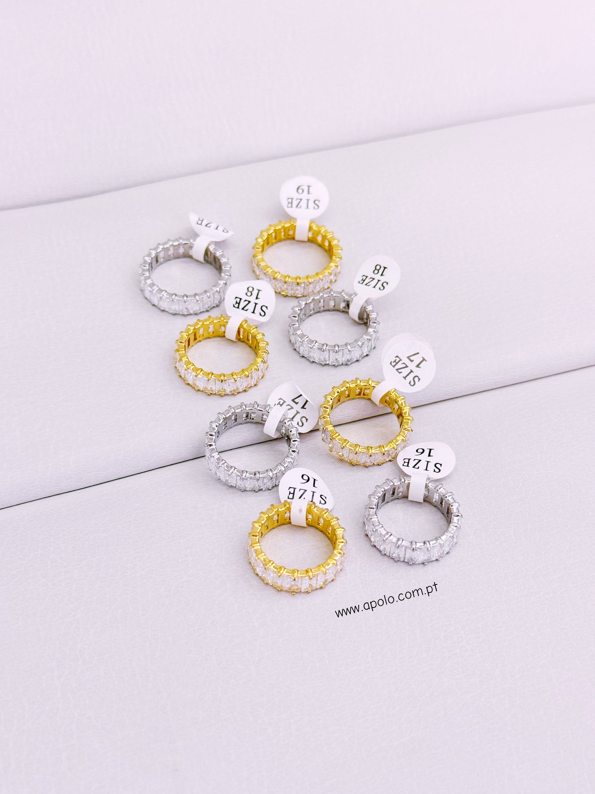 Anel clássico em aço preenchido com brilhantes | Prateado