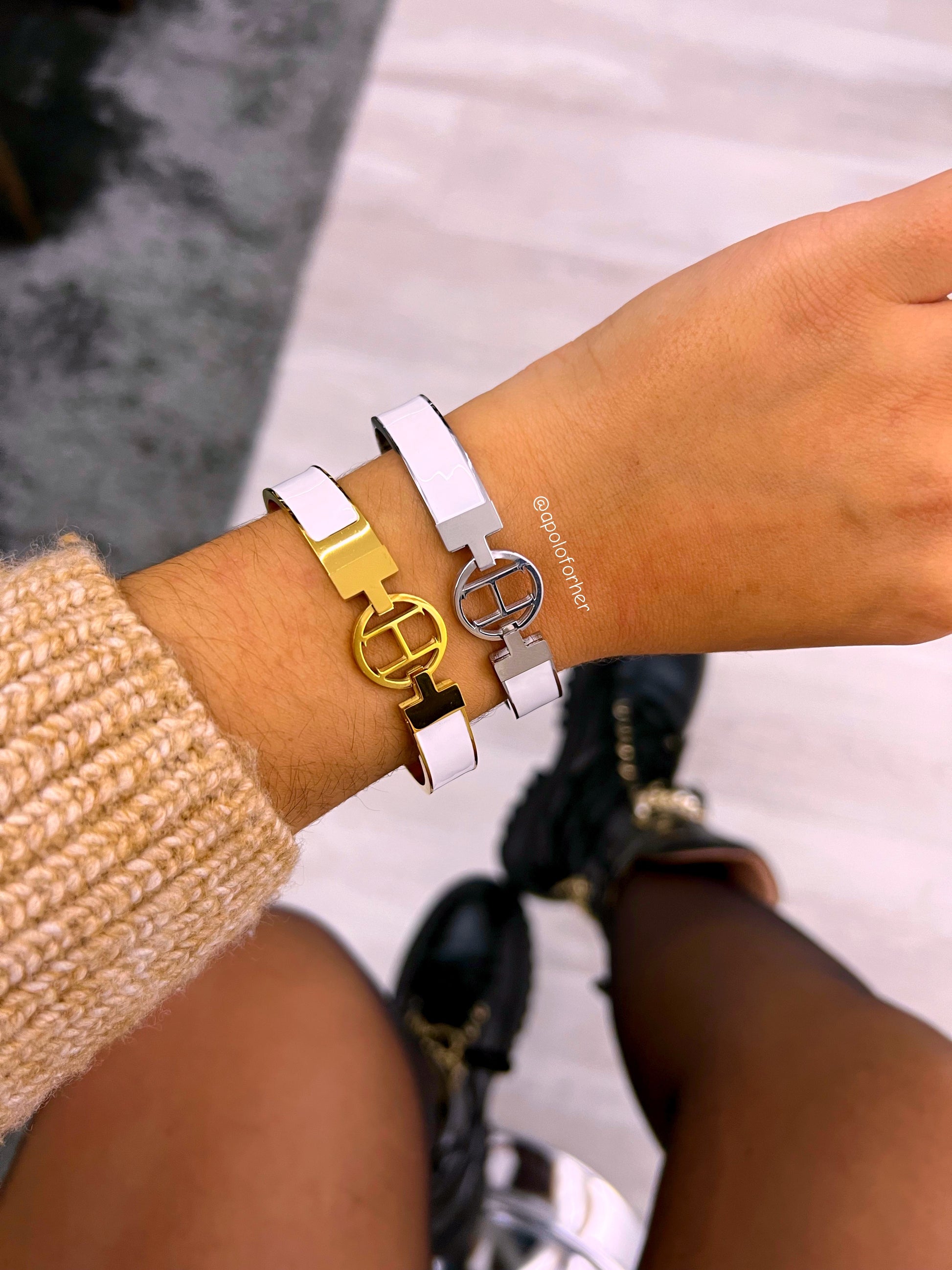 Pulseira rígida - escrava com esmalte e "H"