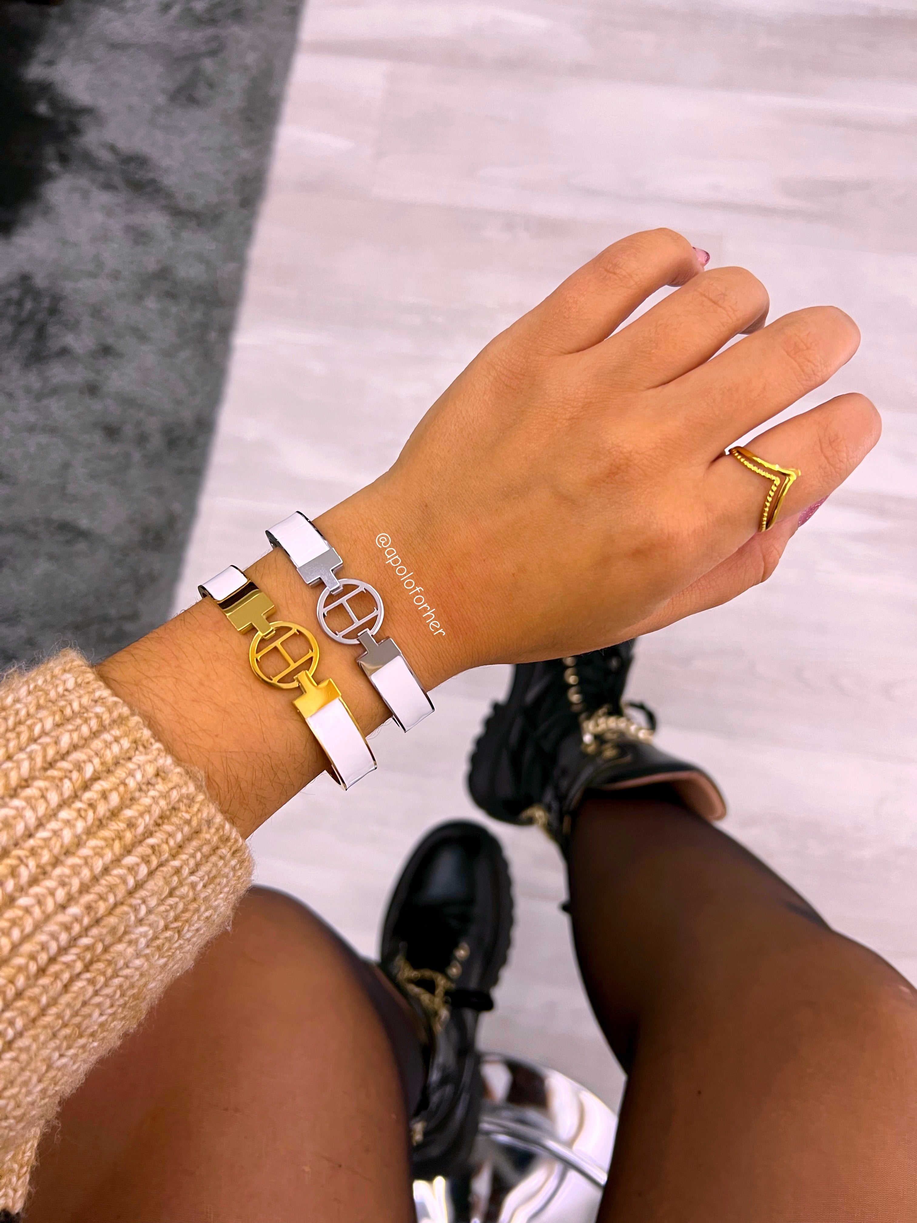 Pulseira rígida - escrava com esmalte e "H"