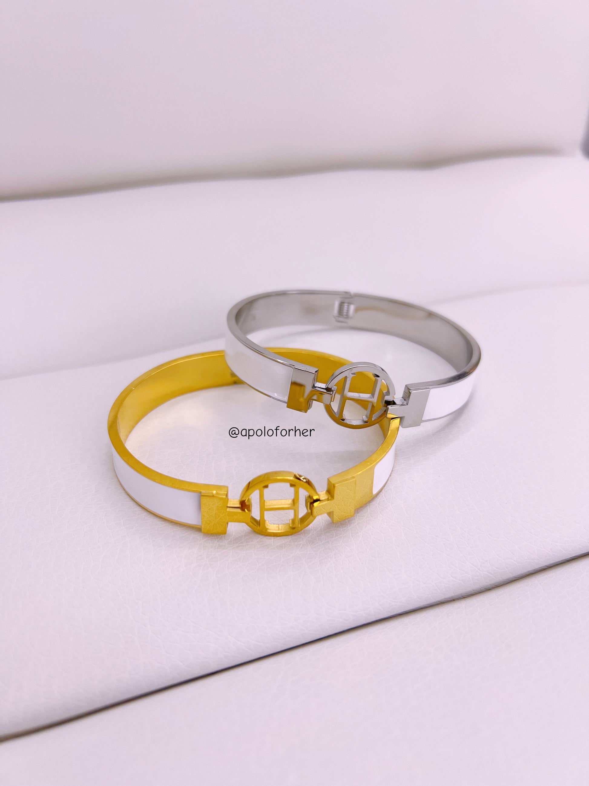 Pulseira rígida - escrava com esmalte e "H"