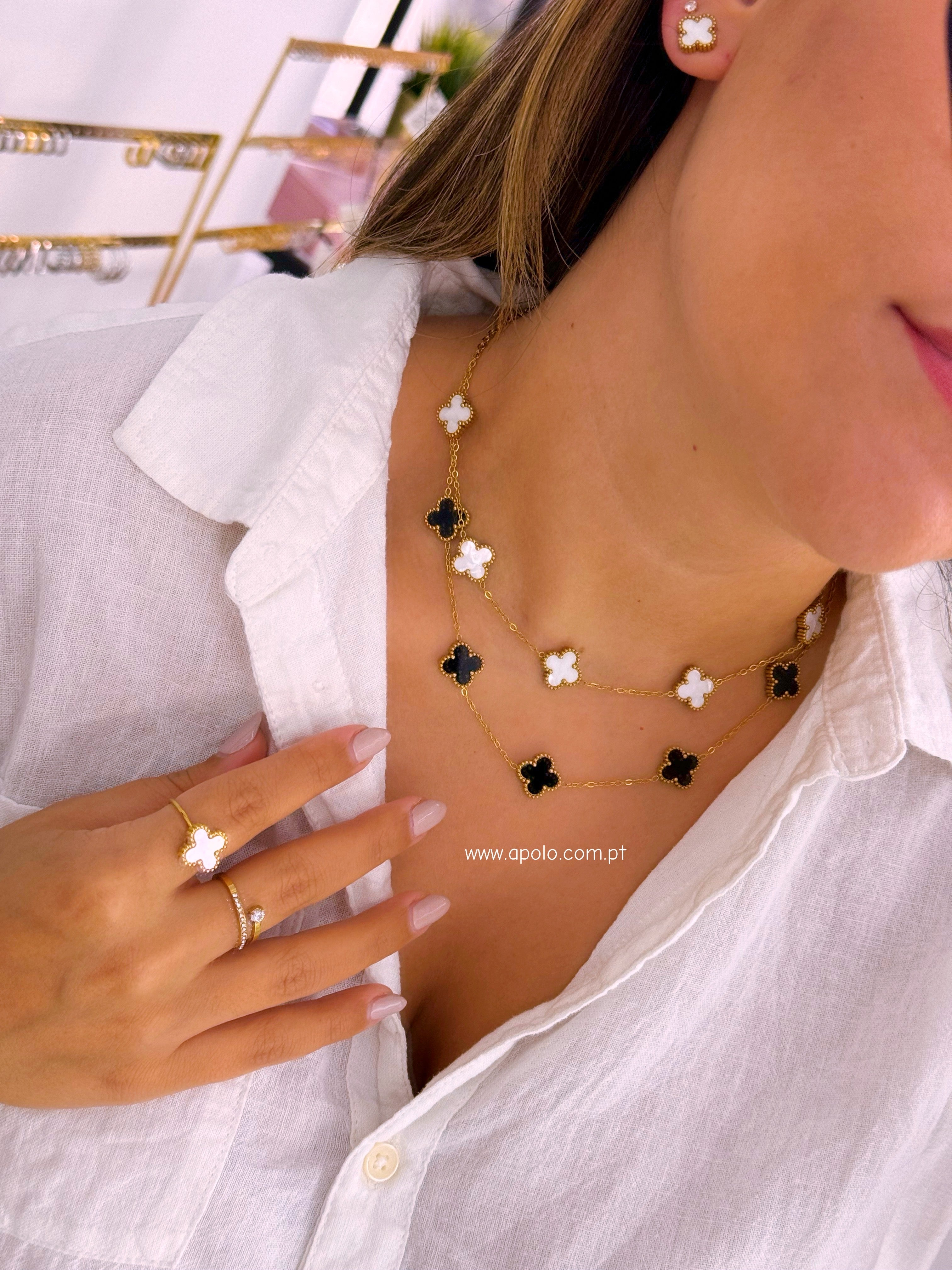 Colar 5 trevos base dourada | 2 Cores