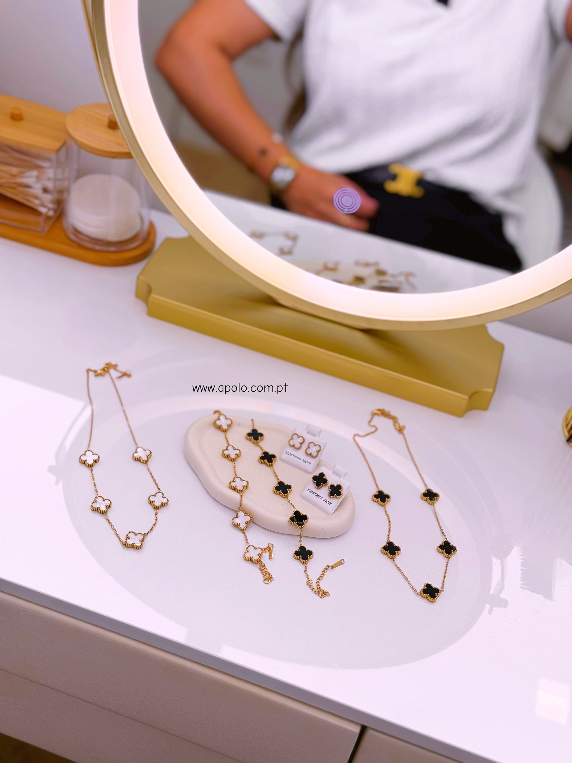 Pulseira fina com 5 trevos base dourada | 2 Cores