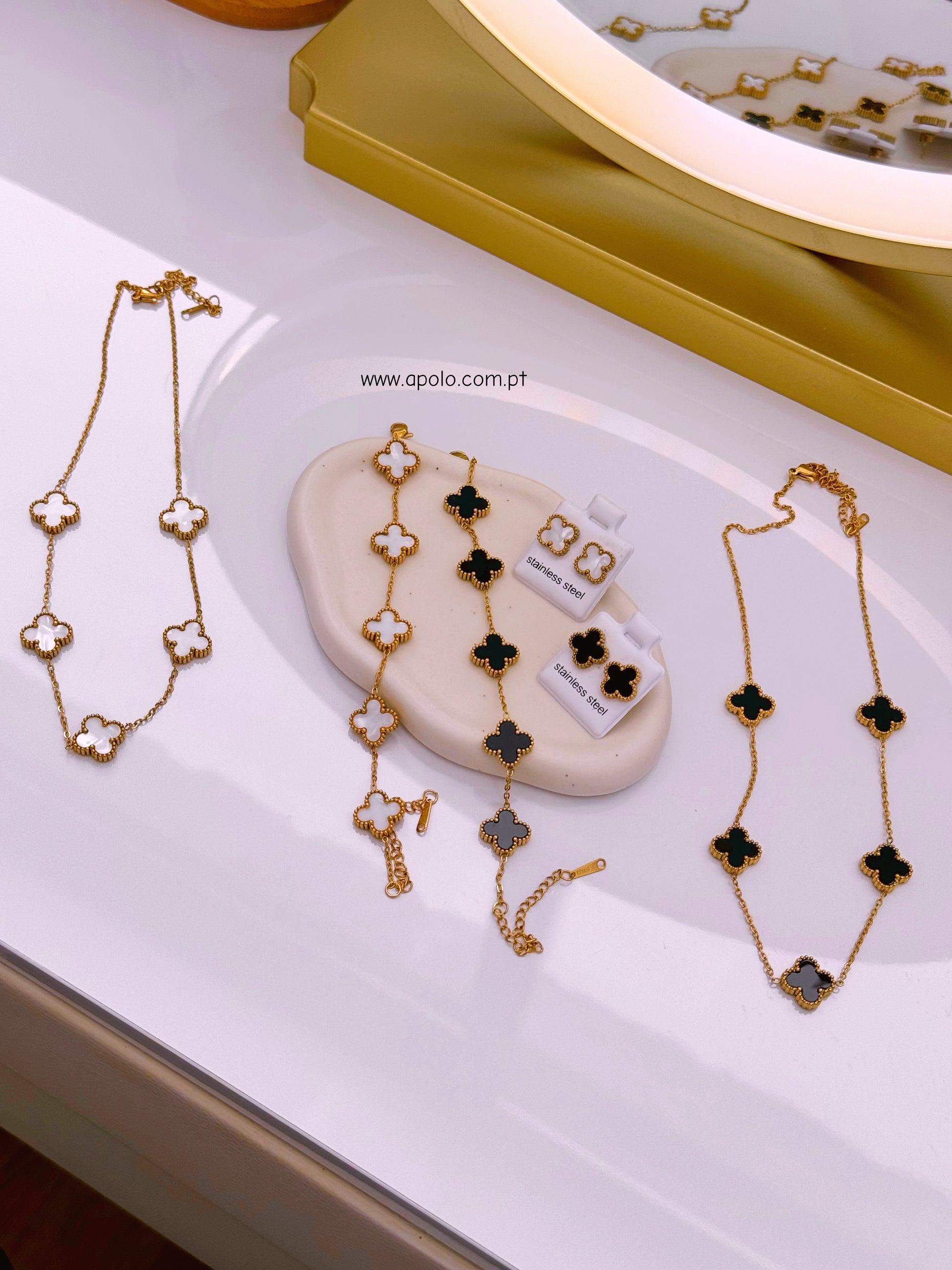 Pulseira fina com 5 trevos base dourada | 2 Cores