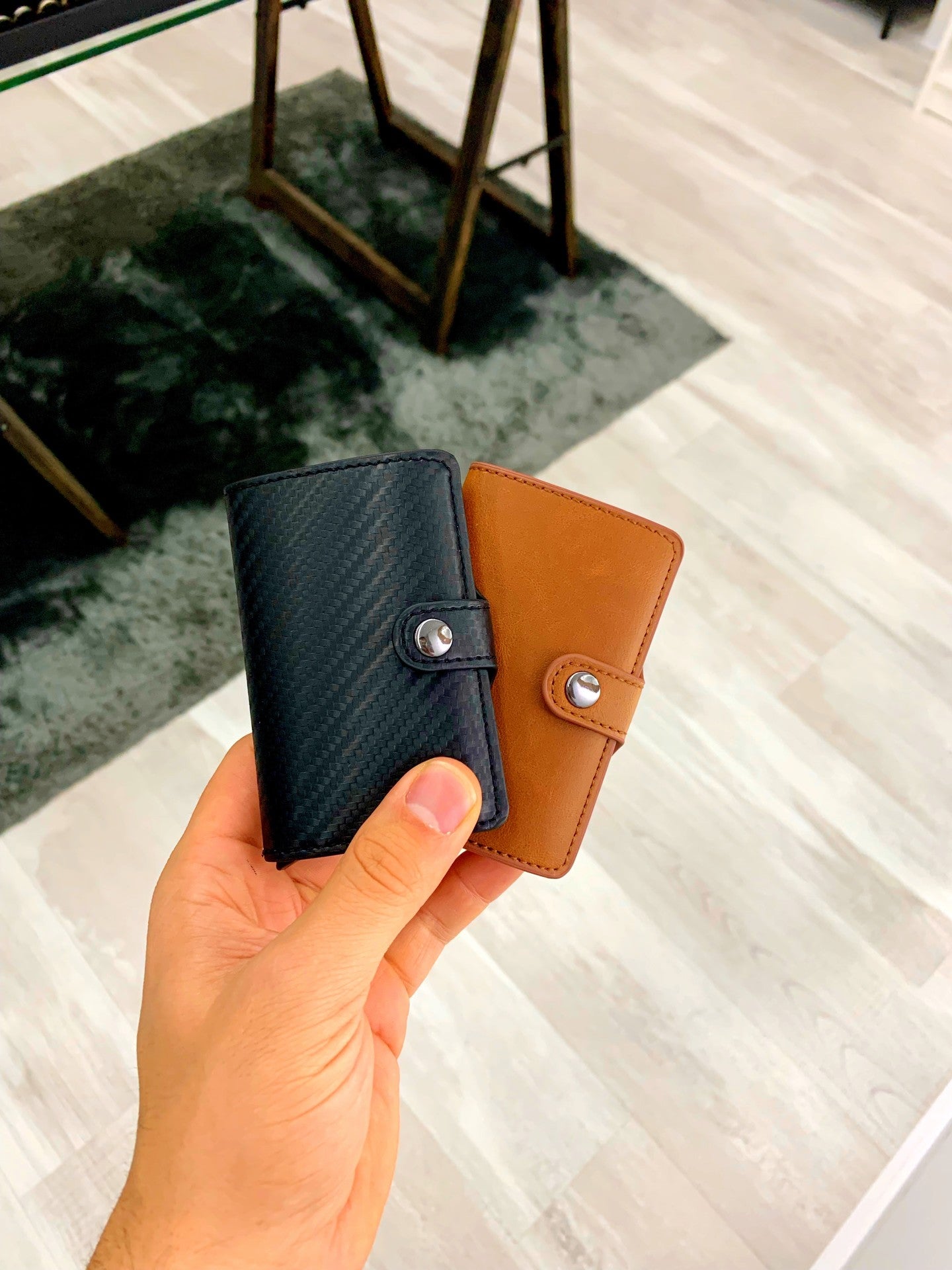 Porta cartões com fecho de mola