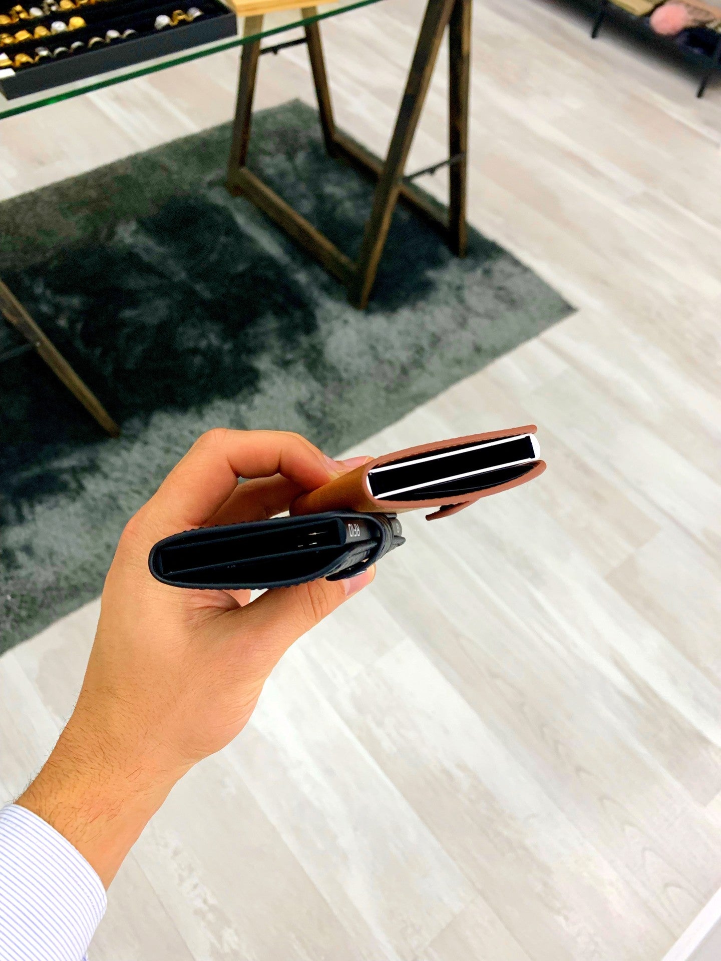 Porta cartões com fecho de mola