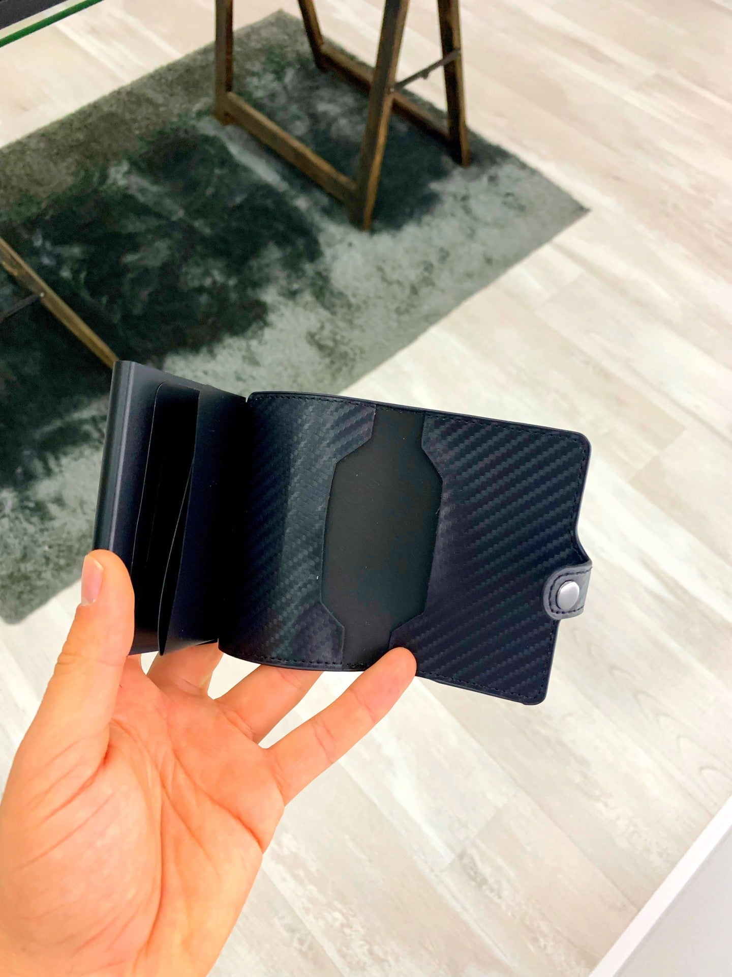 Porta cartões com fecho de mola