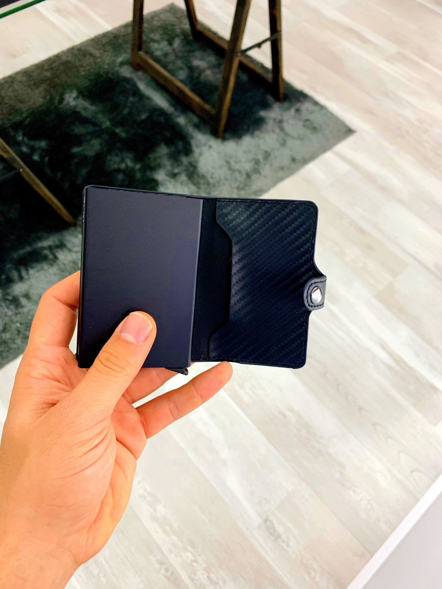 Porta cartões com fecho de mola