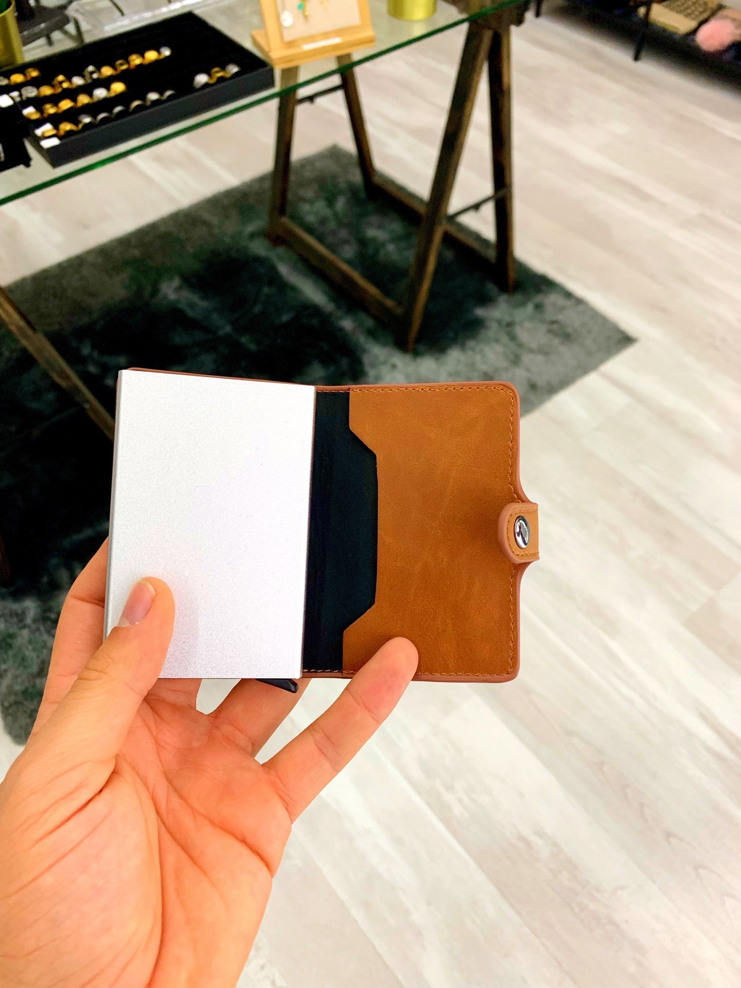 Porta cartões com fecho de mola