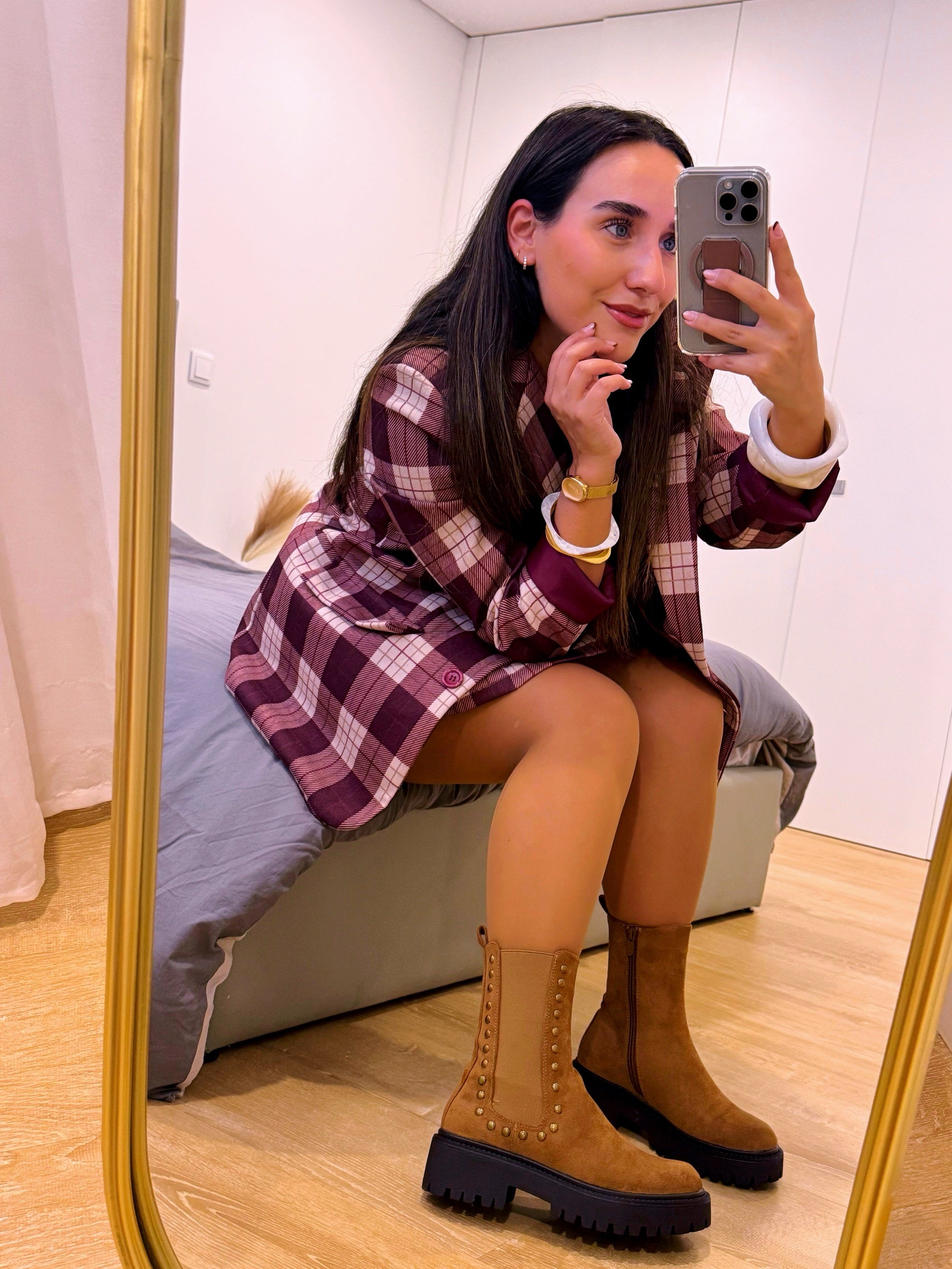 Bota efeito camurça com elástico lateral e tachas • Castanha