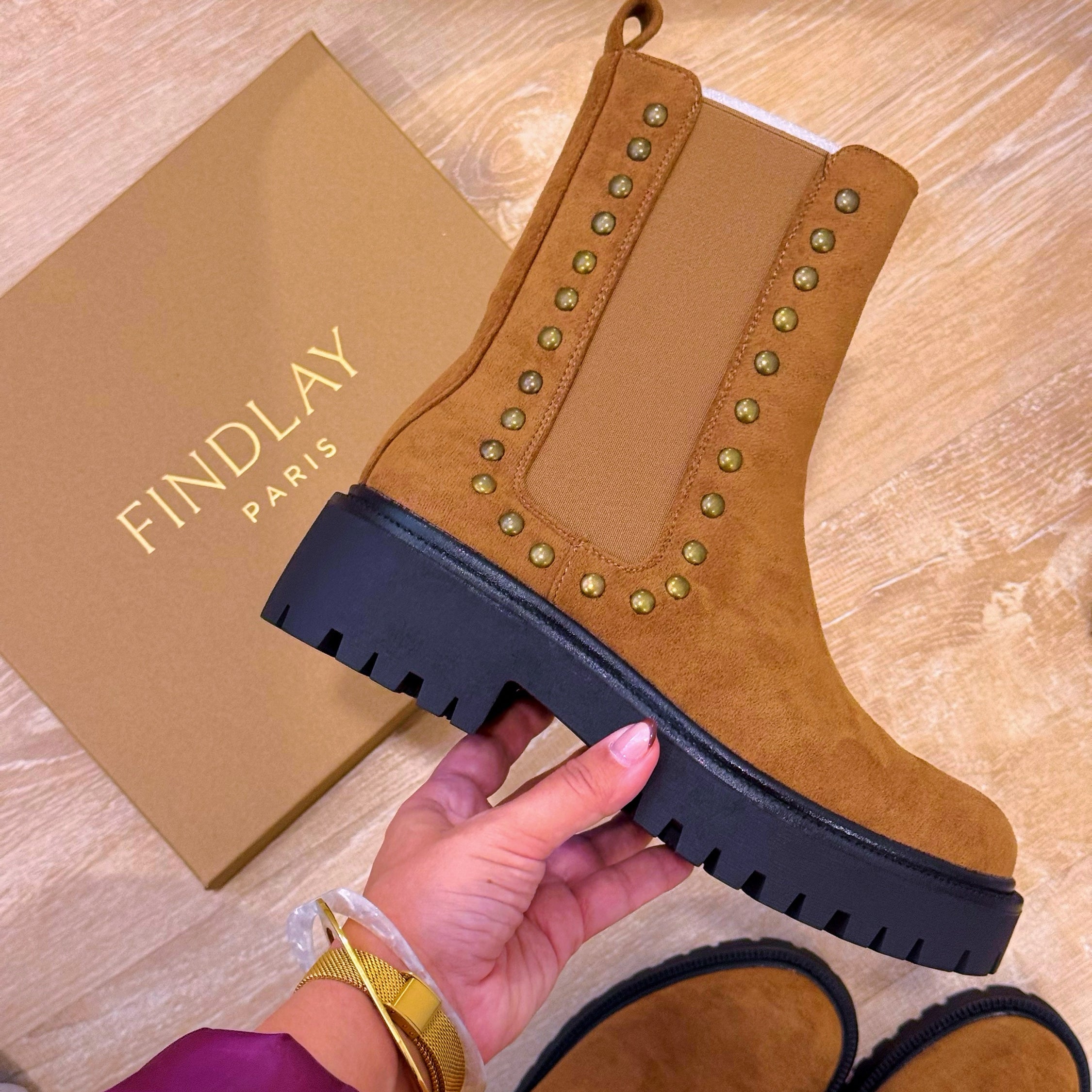 Bota efeito camurça com elástico lateral e tachas • Castanha