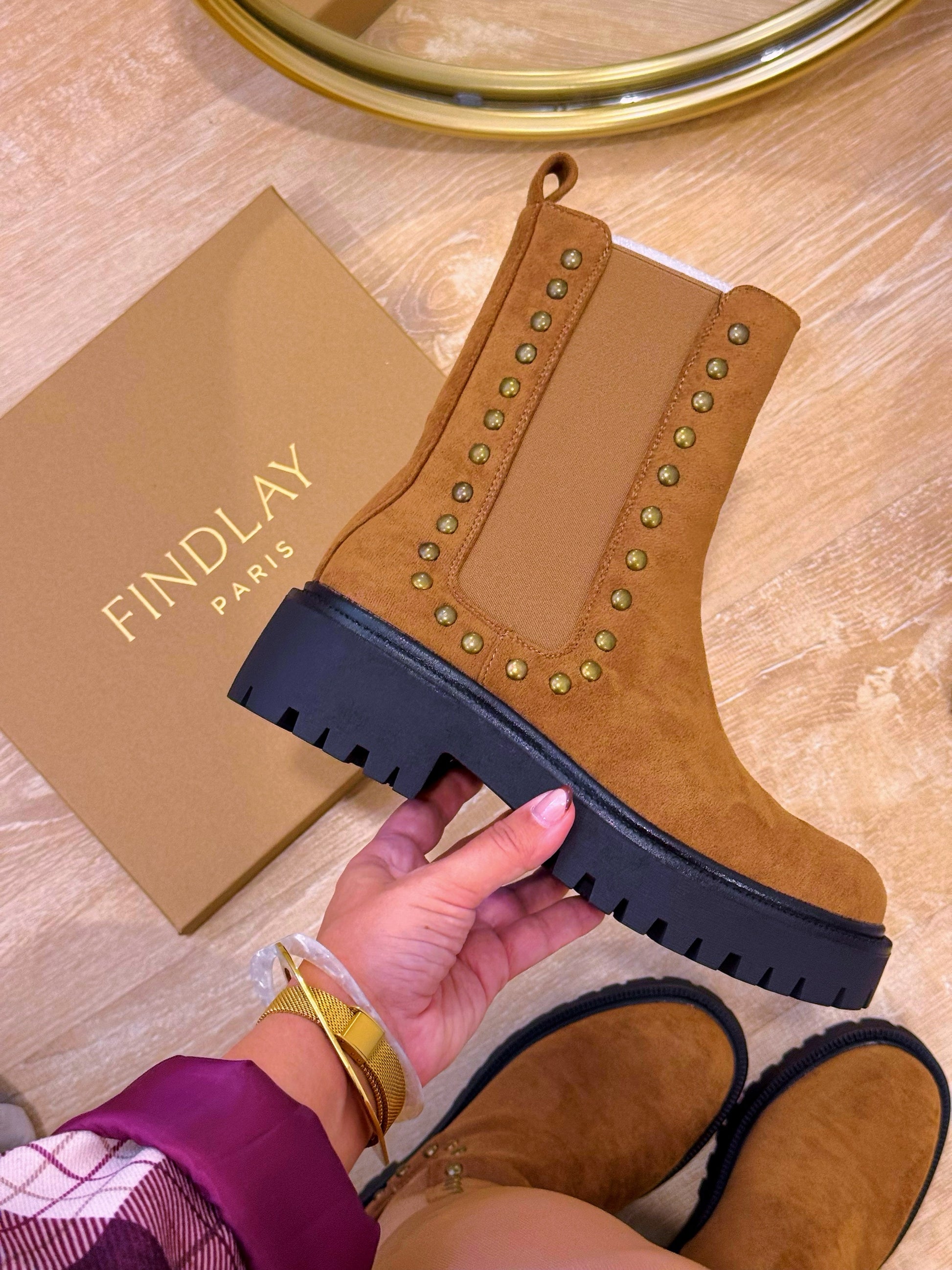 Bota efeito camurça com elástico lateral e tachas • Castanha