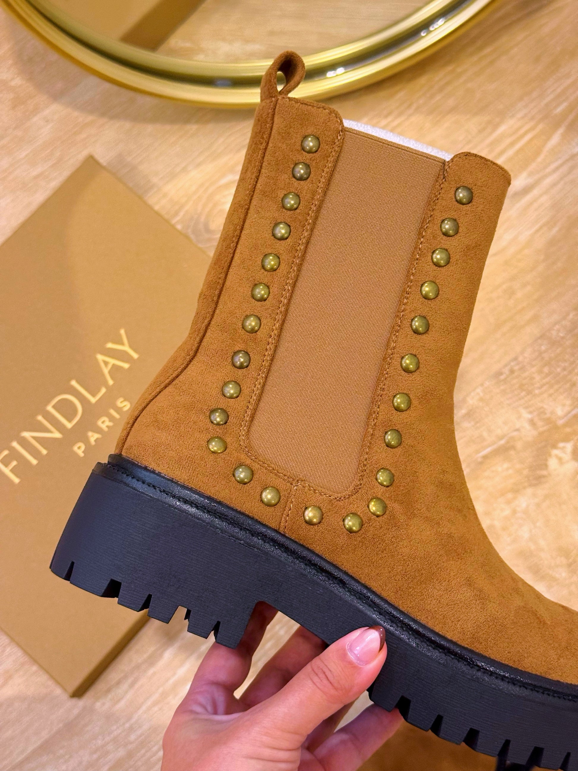 Bota efeito camurça com elástico lateral e tachas • Castanha