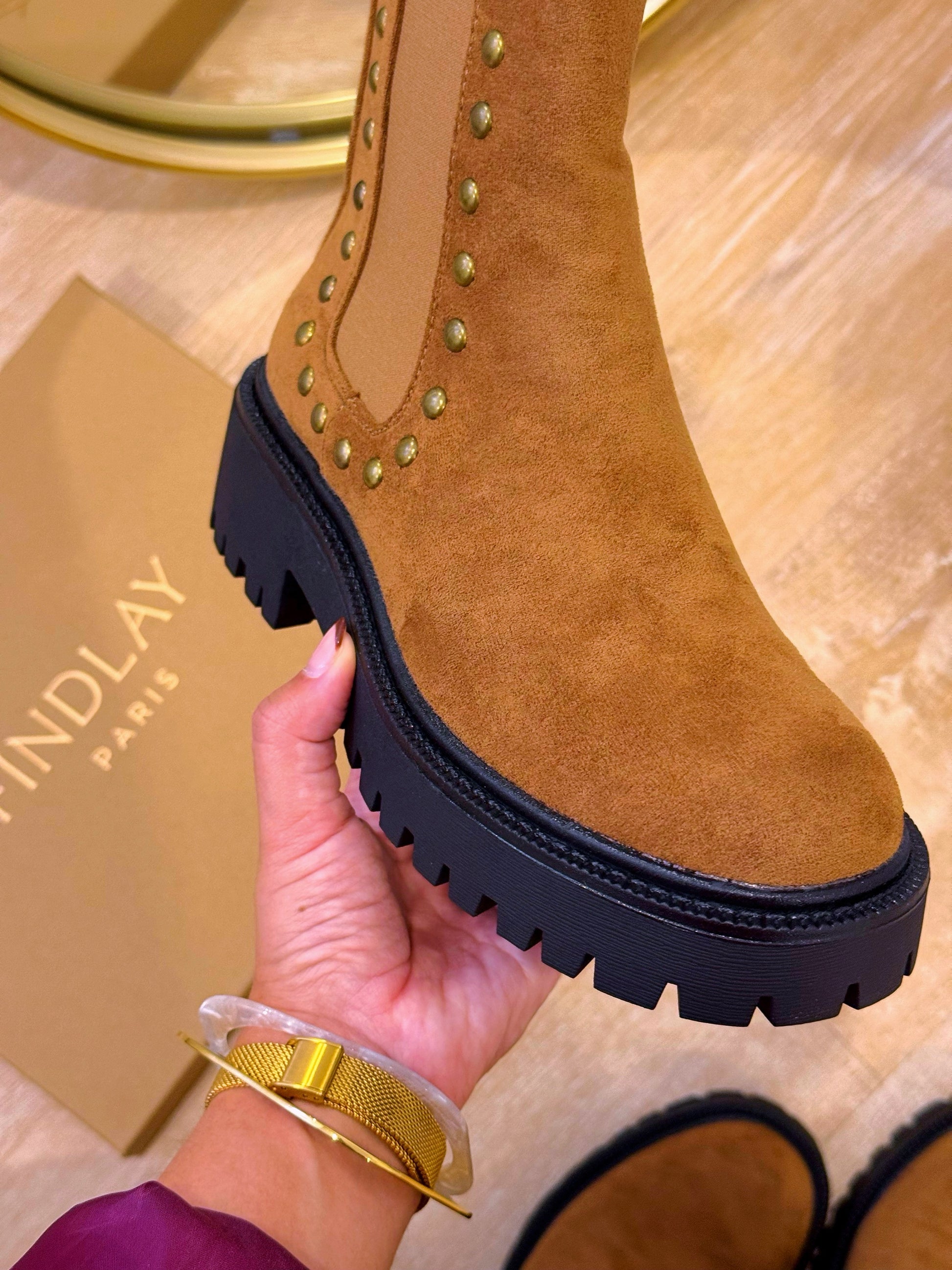 Bota efeito camurça com elástico lateral e tachas • Castanha