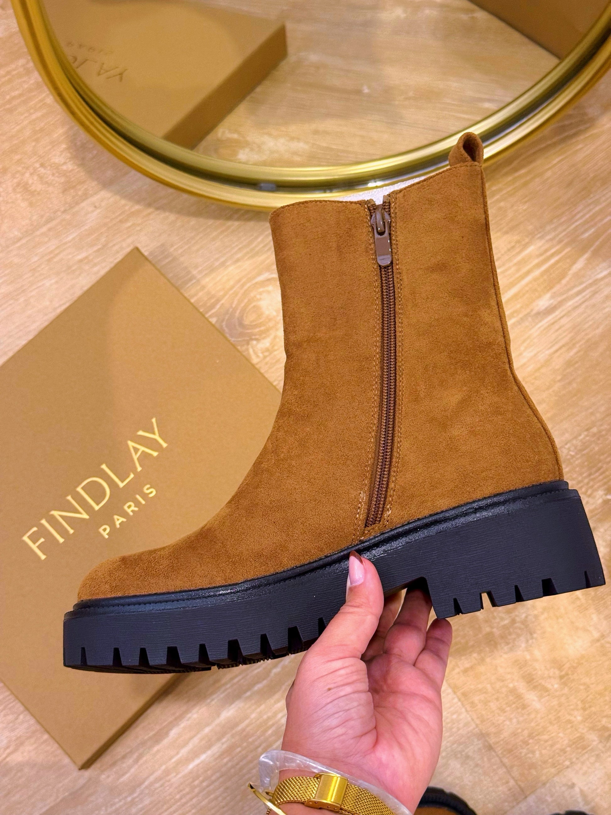 Bota efeito camurça com elástico lateral e tachas • Castanha