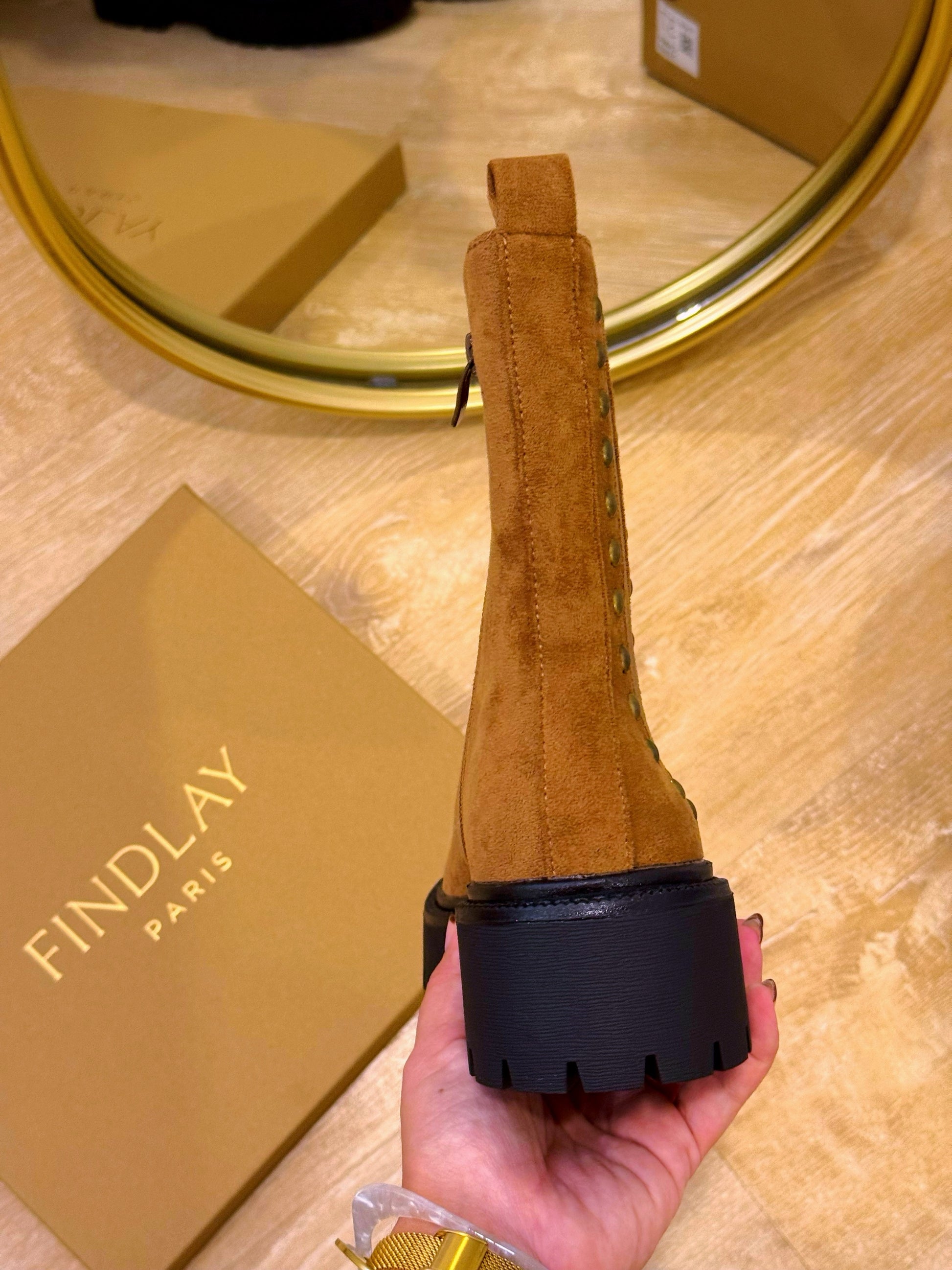 Bota efeito camurça com elástico lateral e tachas • Castanha