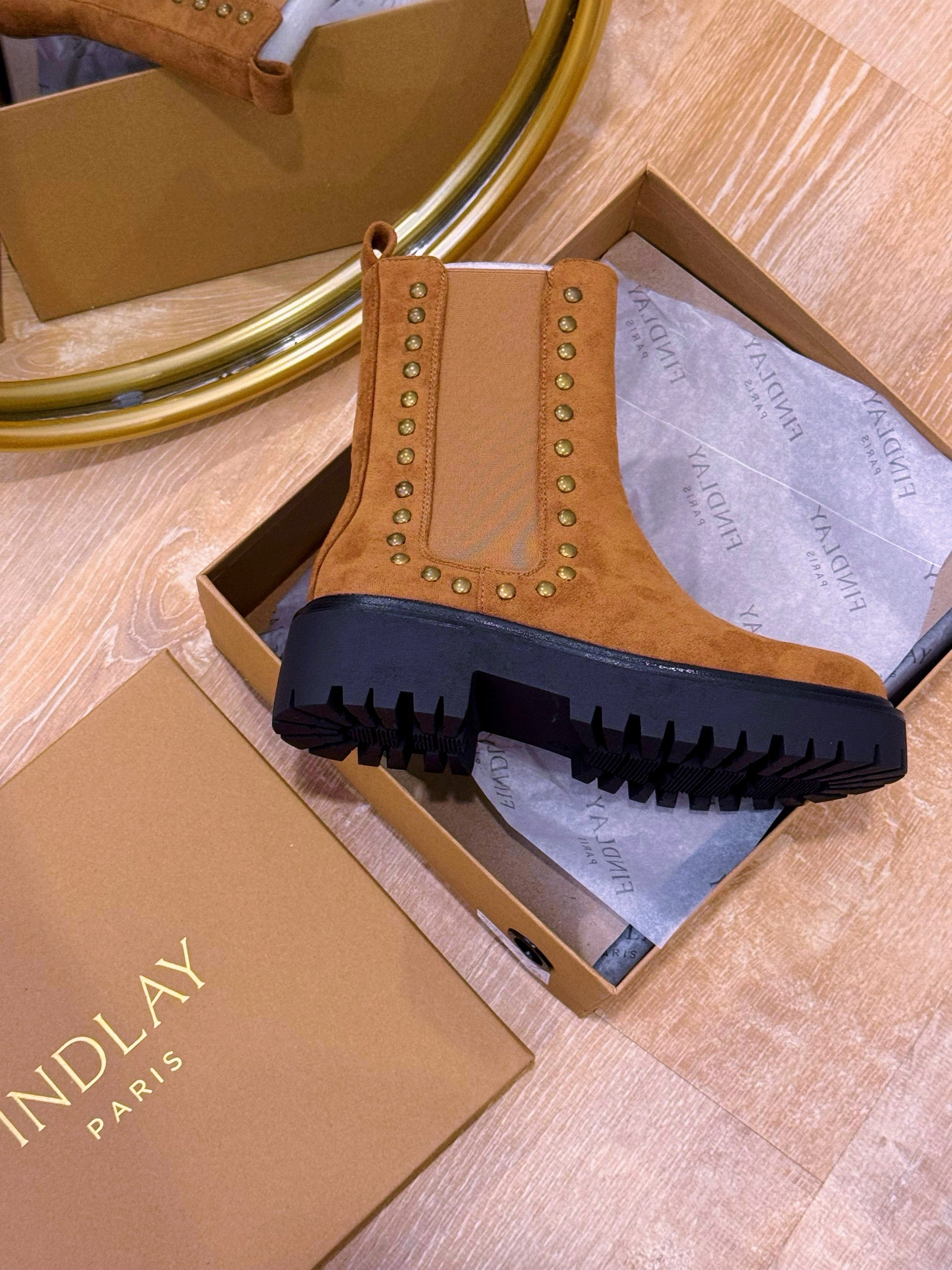 Bota efeito camurça com elástico lateral e tachas • Castanha