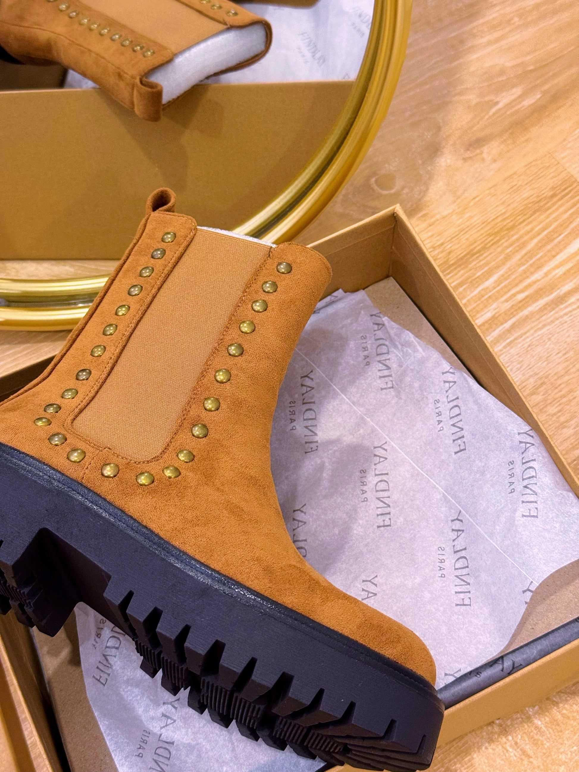 Bota efeito camurça com elástico lateral e tachas • Castanha