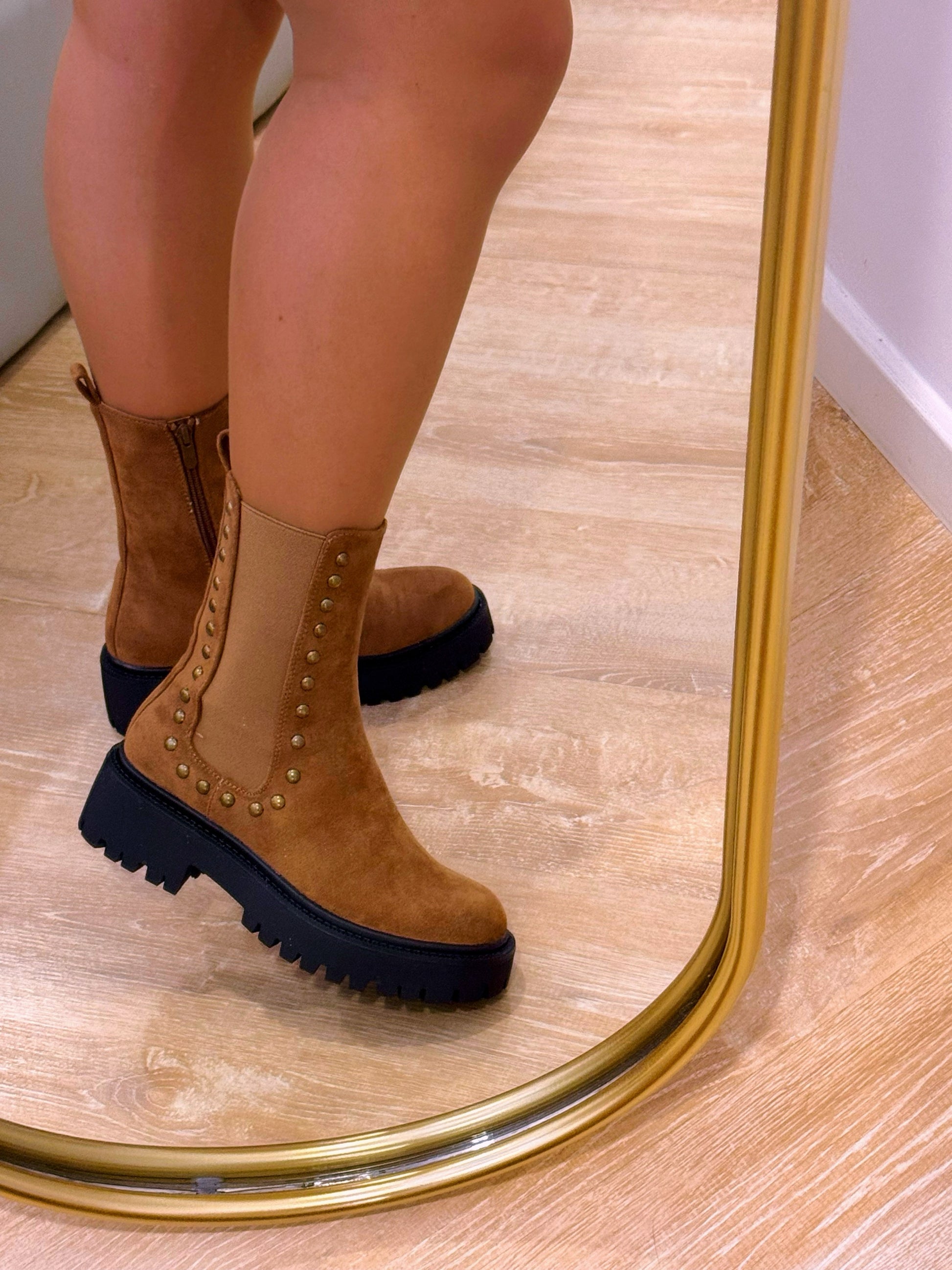 Bota efeito camurça com elástico lateral e tachas • Castanha