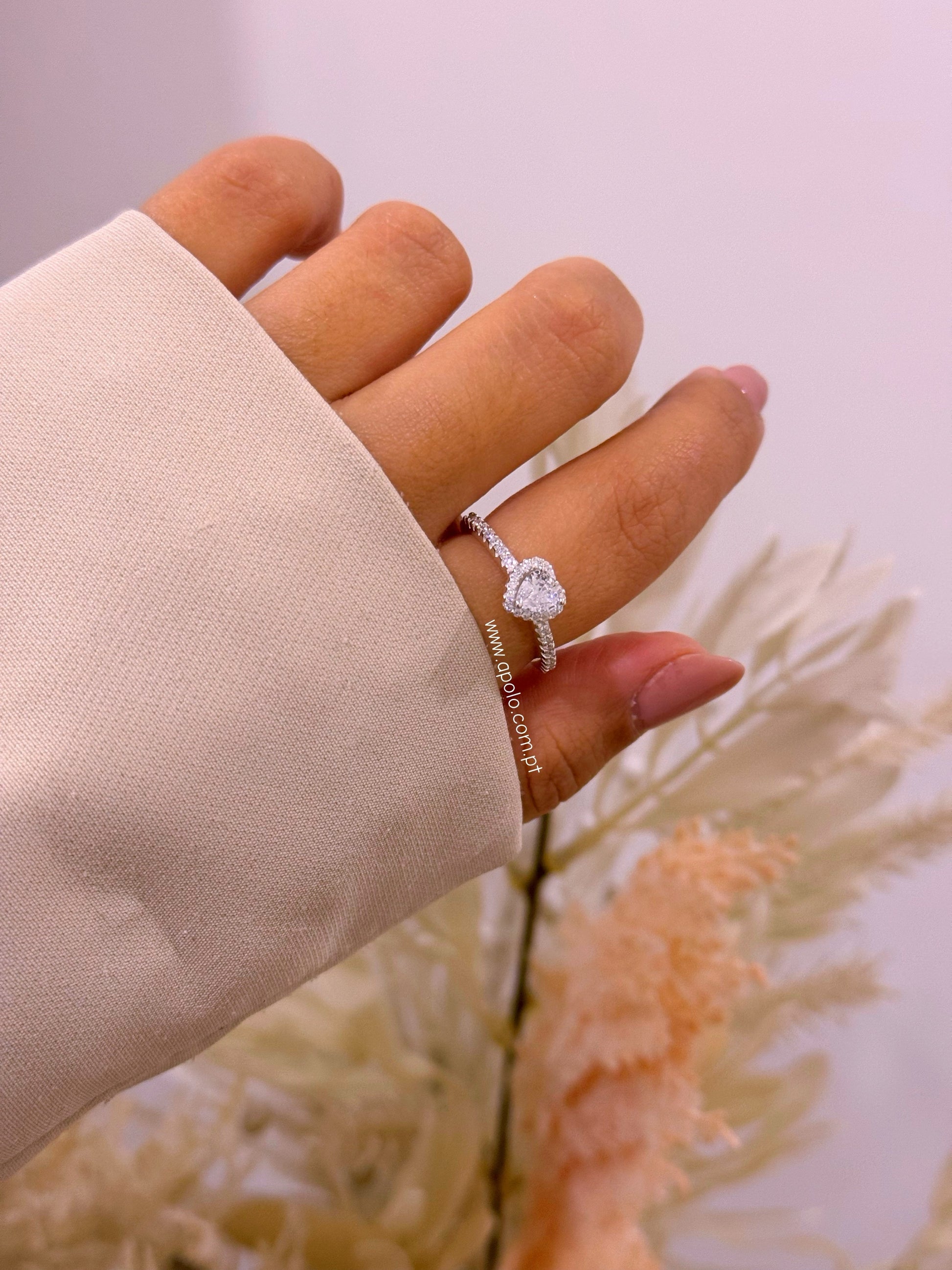 Anel delicado • coração preenchido com brilhantes | Linha Premium