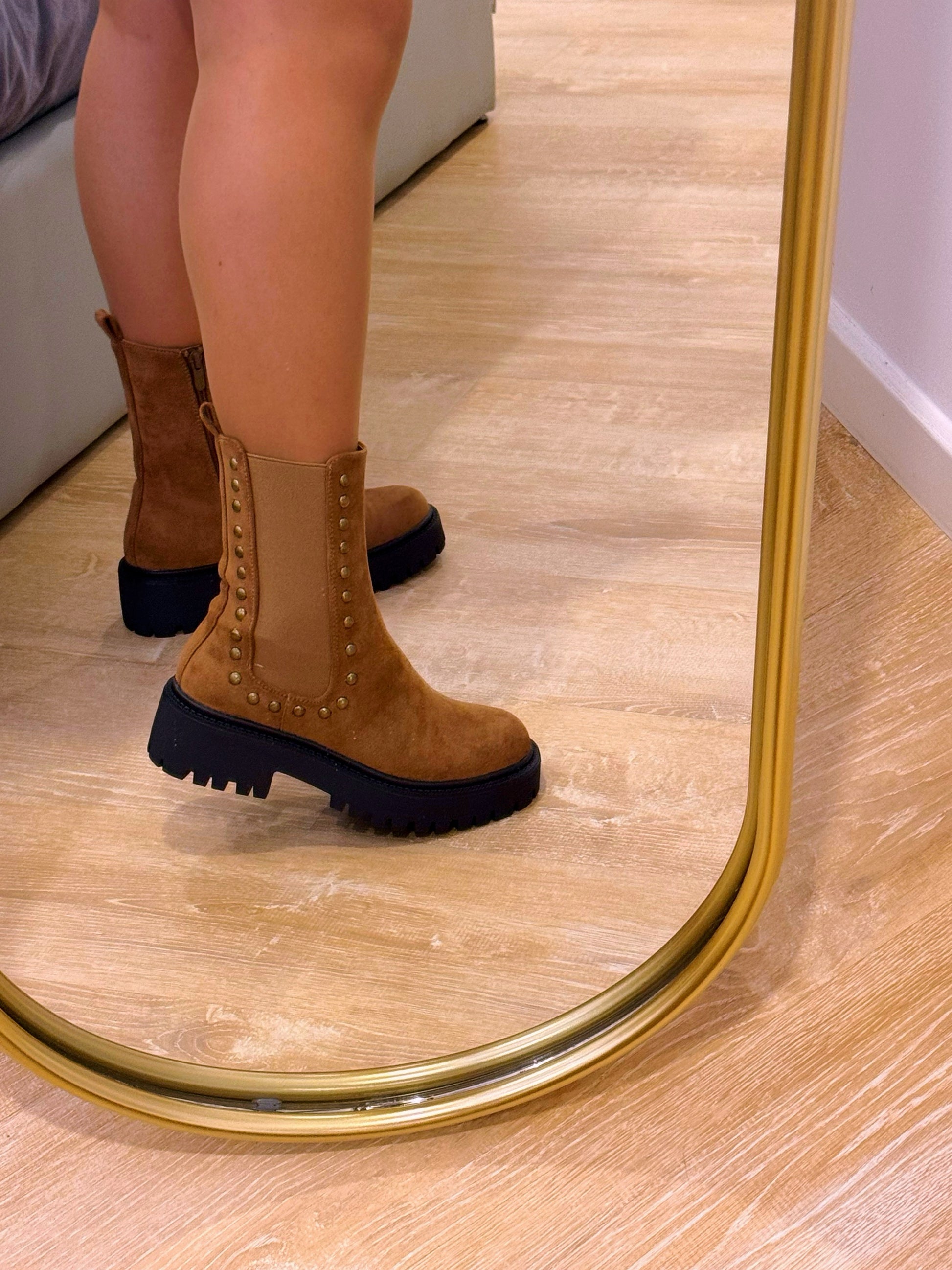 Bota efeito camurça com elástico lateral e tachas • Castanha