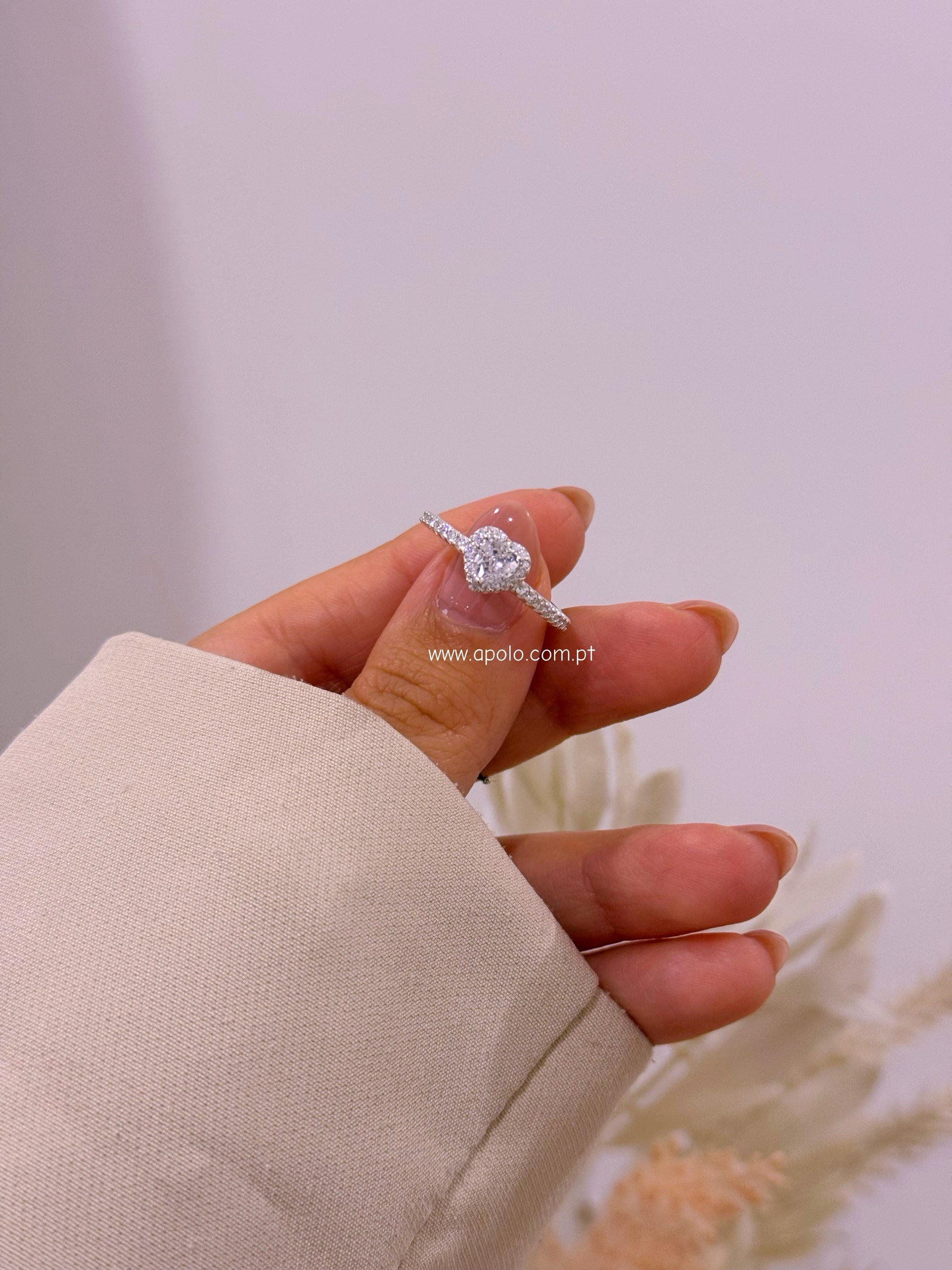 Anel delicado • coração preenchido com brilhantes | Linha Premium