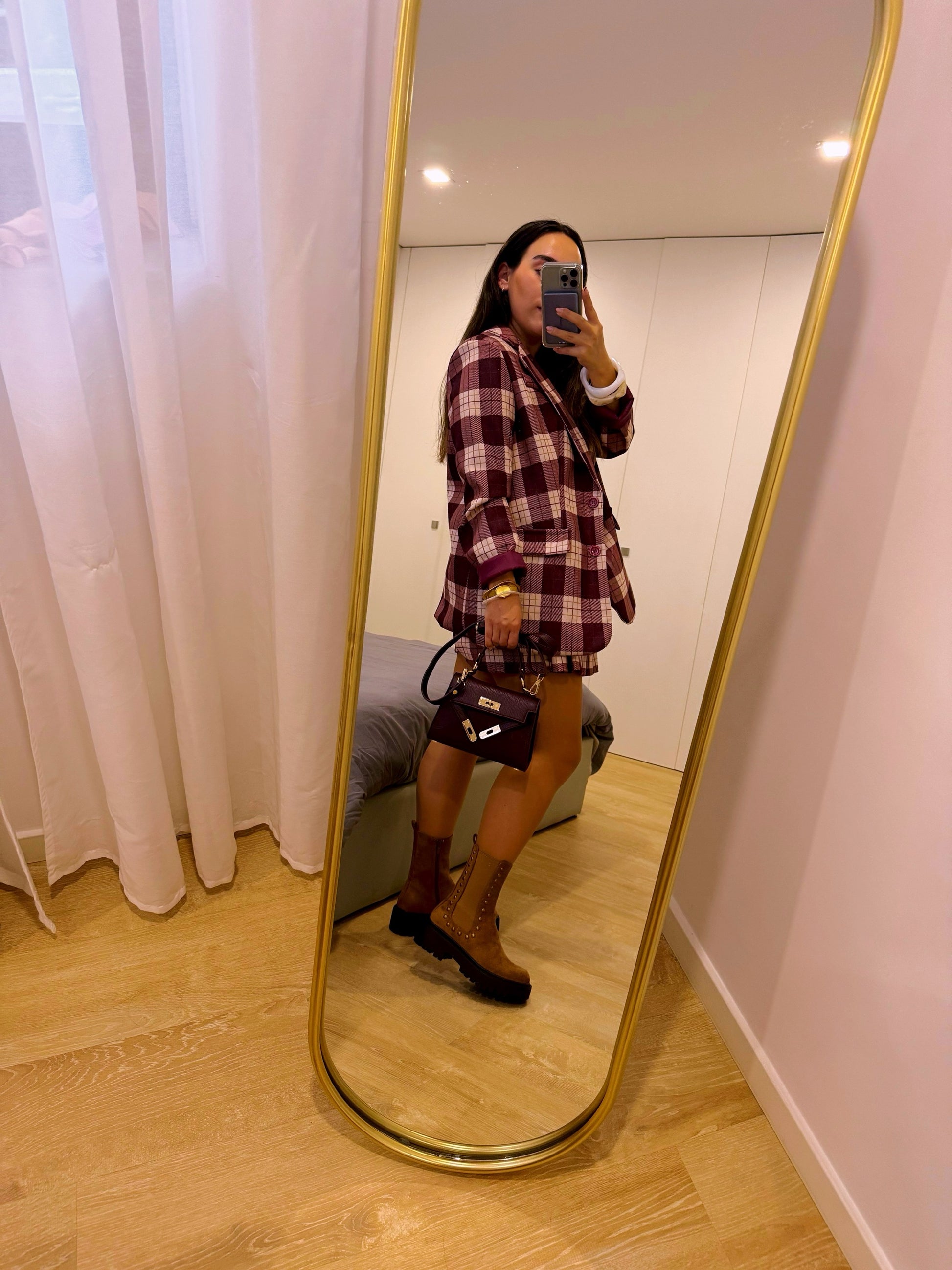 Bota efeito camurça com elástico lateral e tachas • Castanha