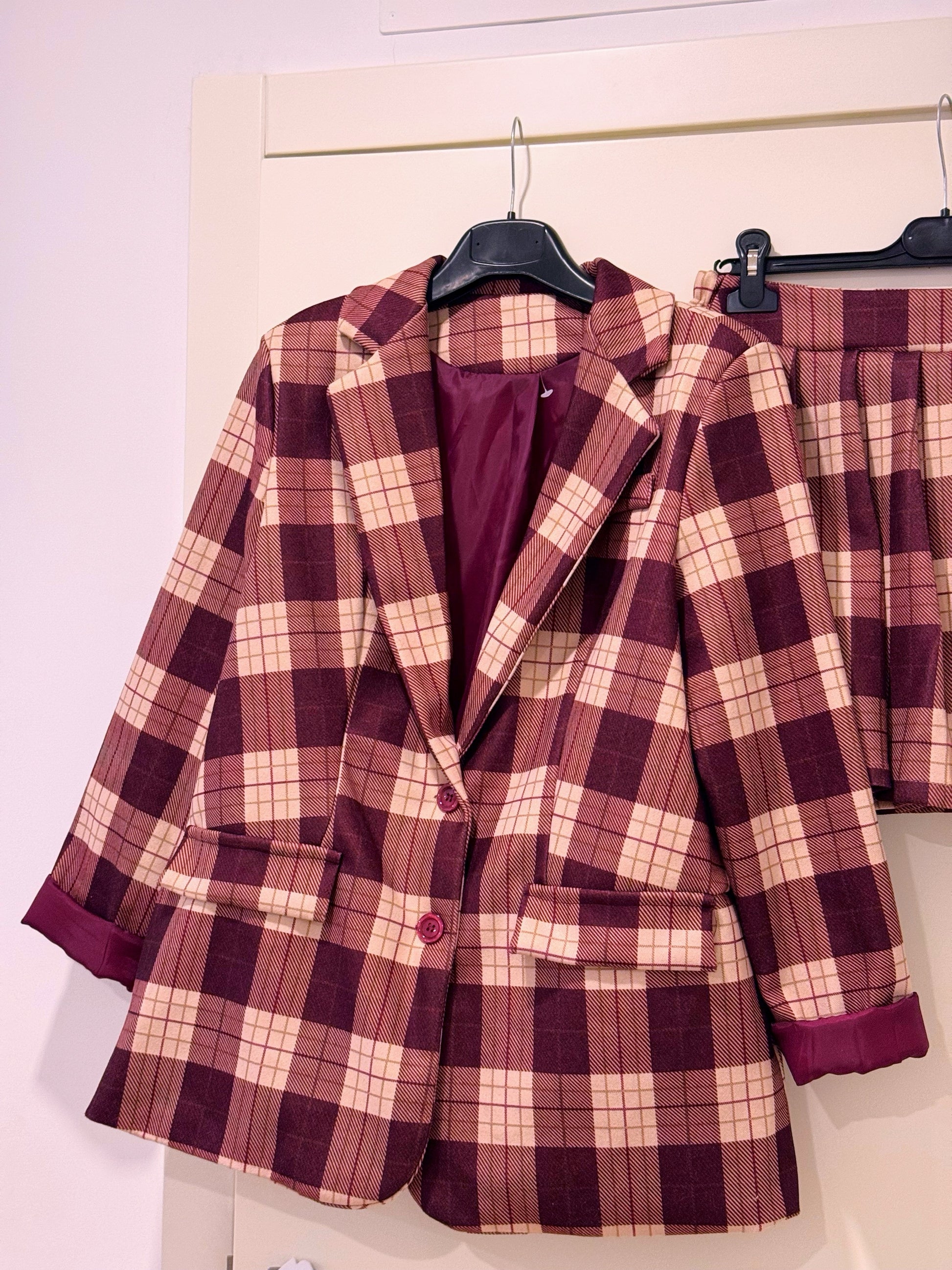 CONJUNTO 2 PEÇAS 🔥 • Blazer oversized e saia-calção | Padrão xadrez bordô
