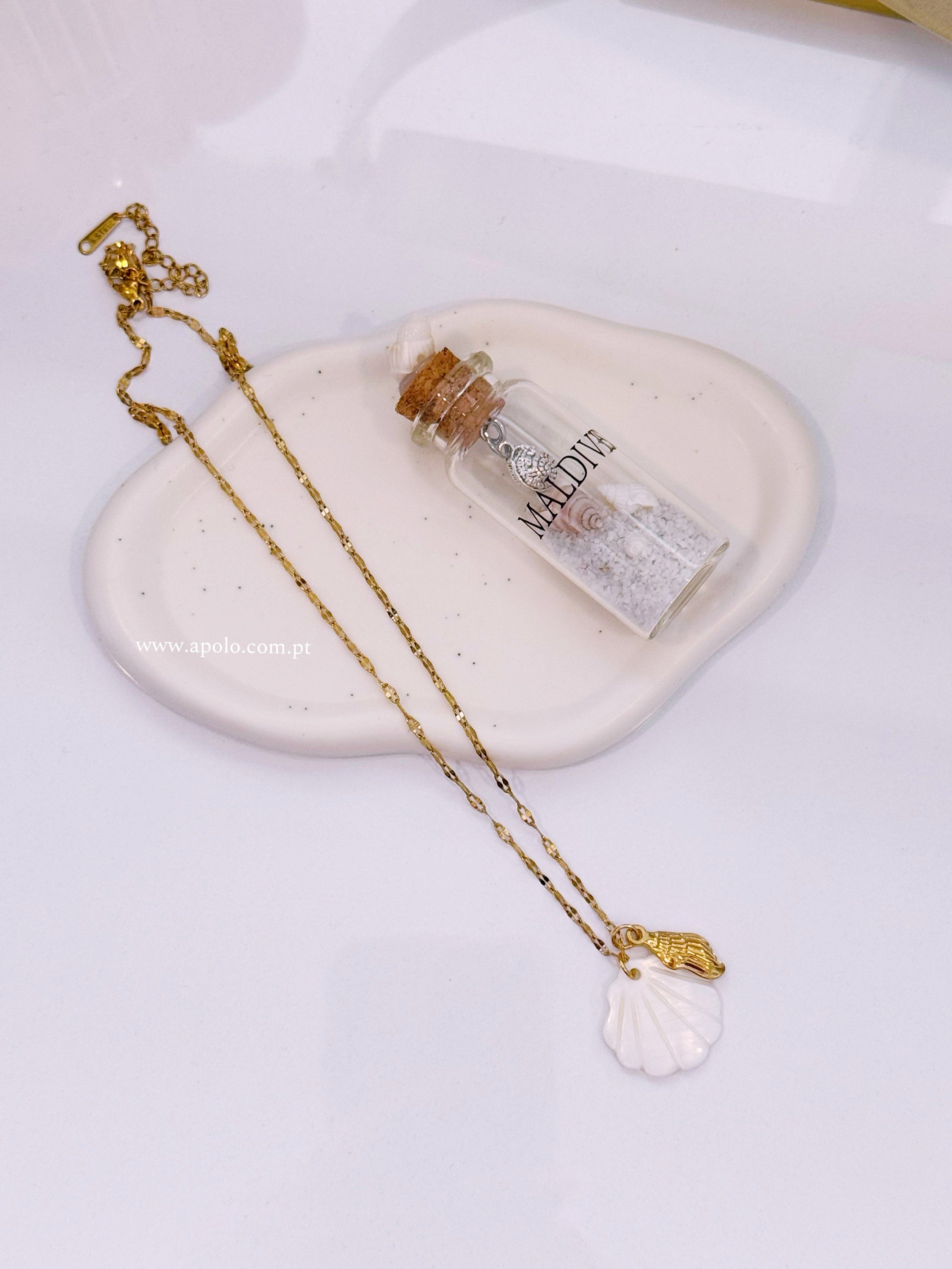 Colar de malha fininha com conchinha madre perola e búzio em pendente | Dourado