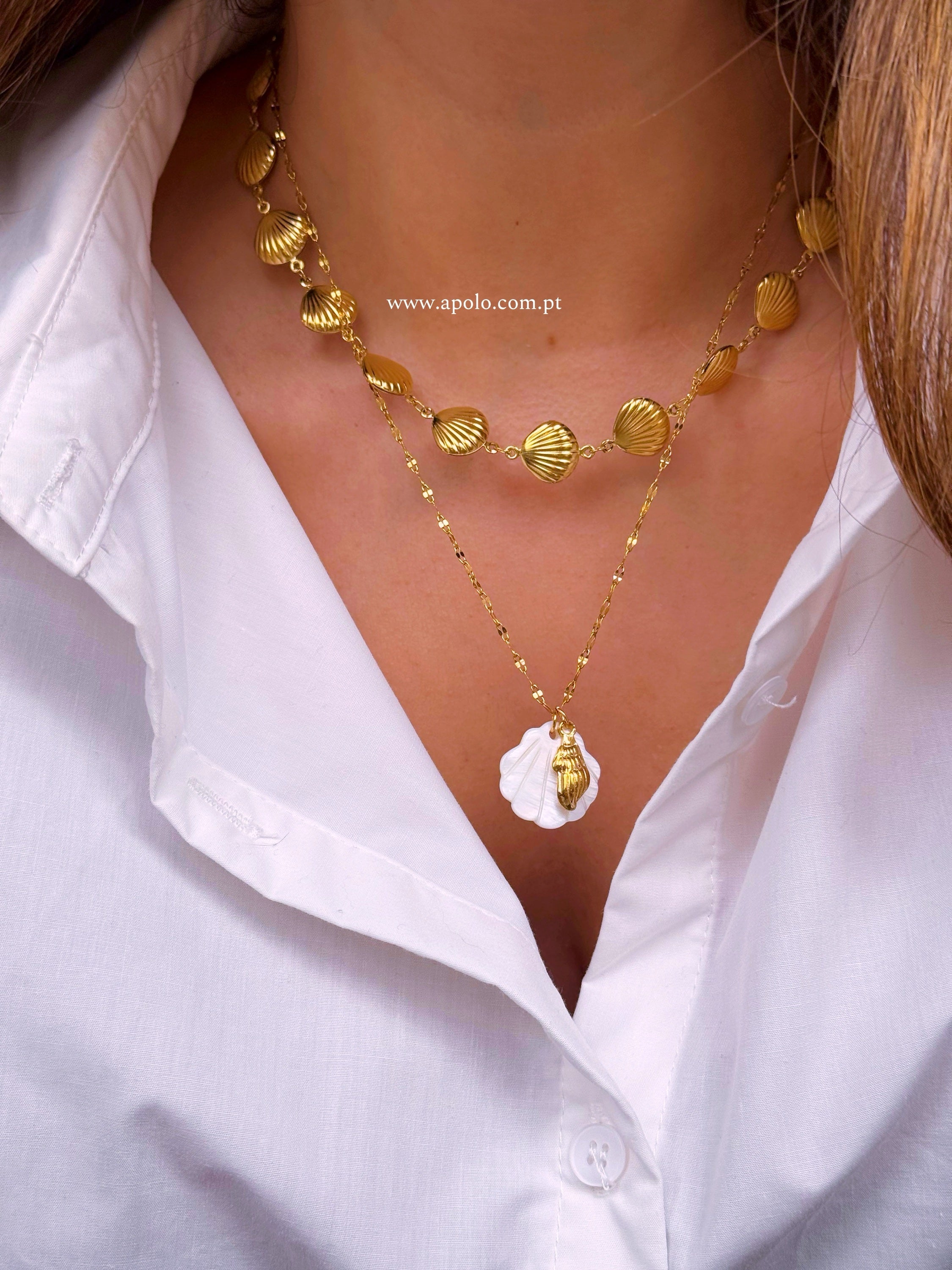 Colar de malha fininha com conchinha madre perola e búzio em pendente | Dourado