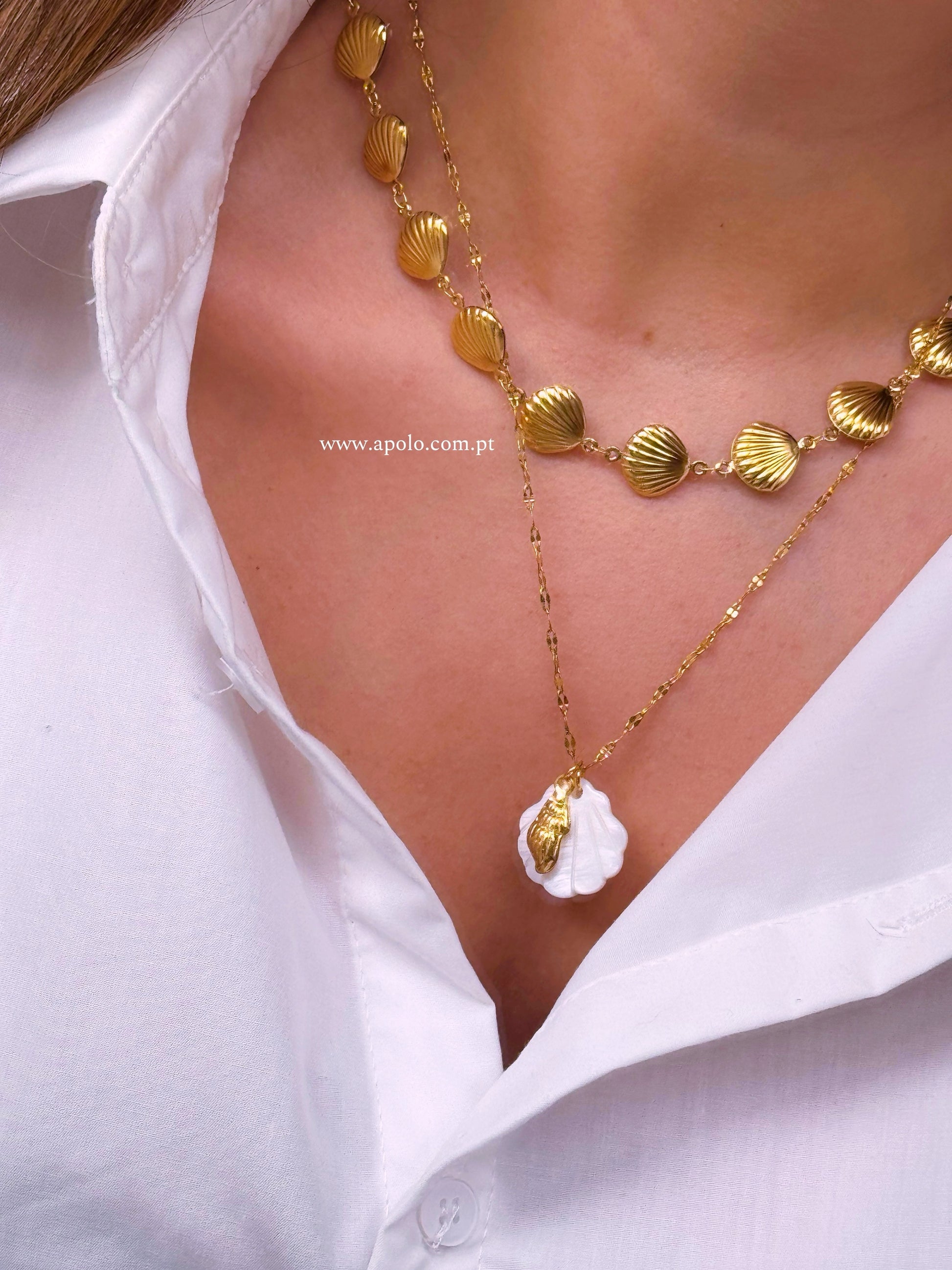 Colar de malha fininha com conchinha madre perola e búzio em pendente | Dourado