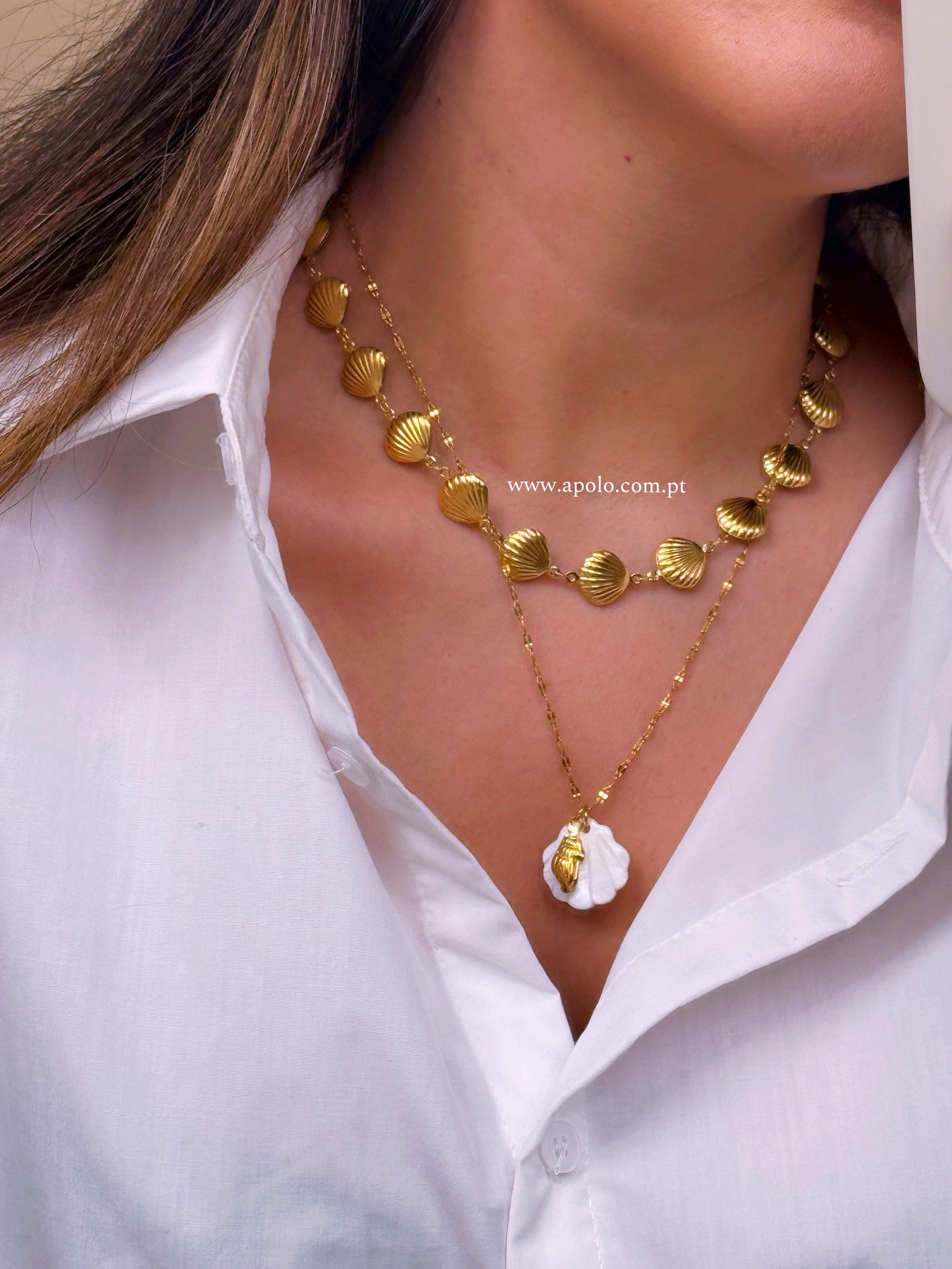 Colar de malha fininha com conchinha madre perola e búzio em pendente | Dourado